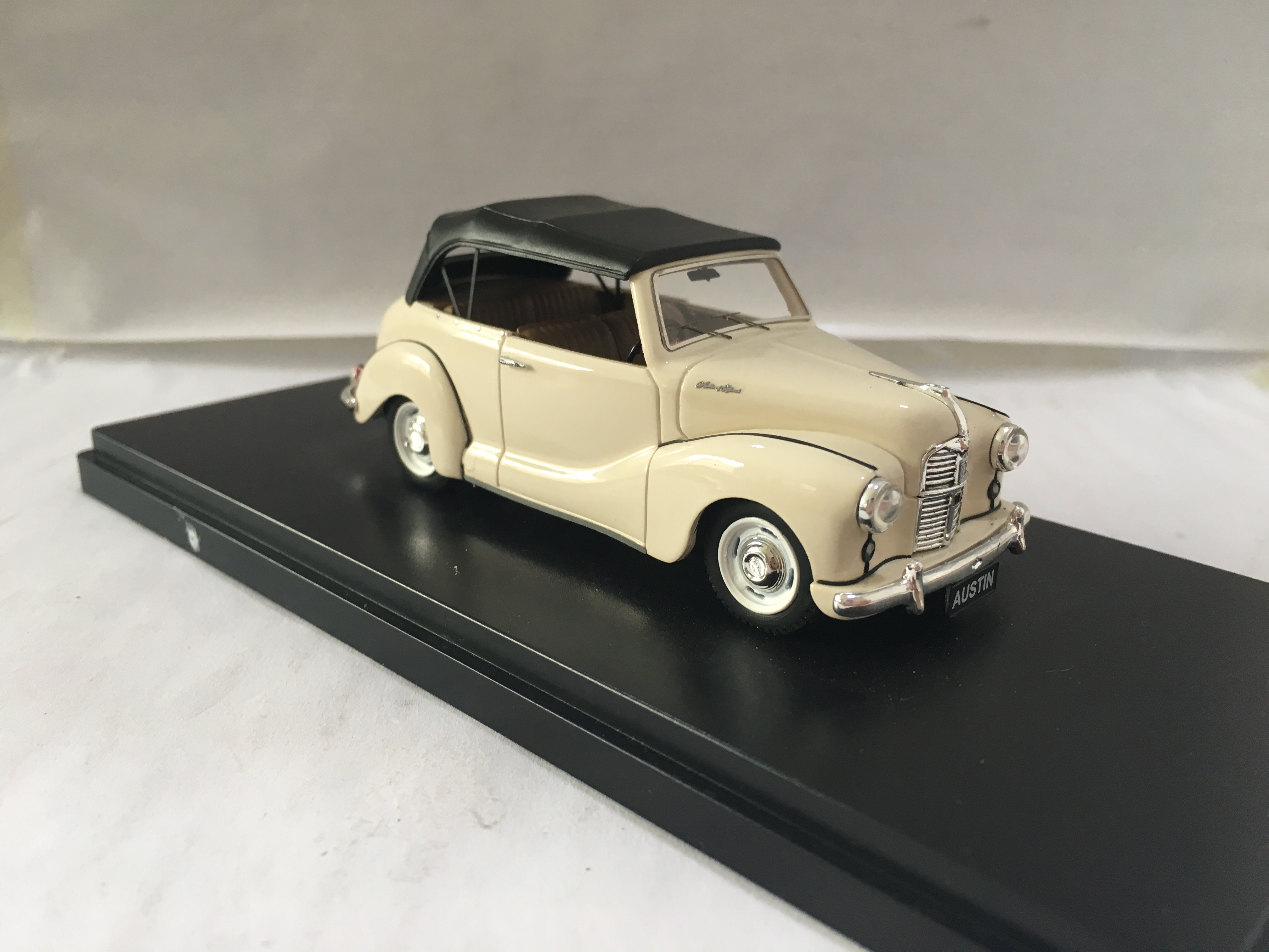 Milky Austin 43 scale model collectible