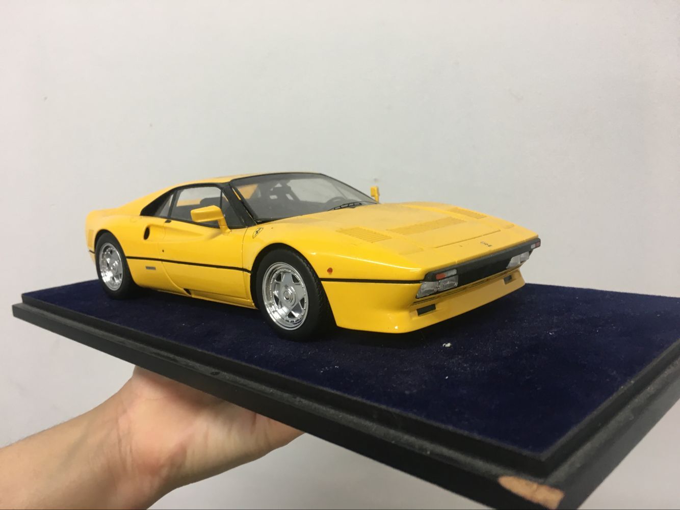  1/18 Yellow Looksmart Model collectible