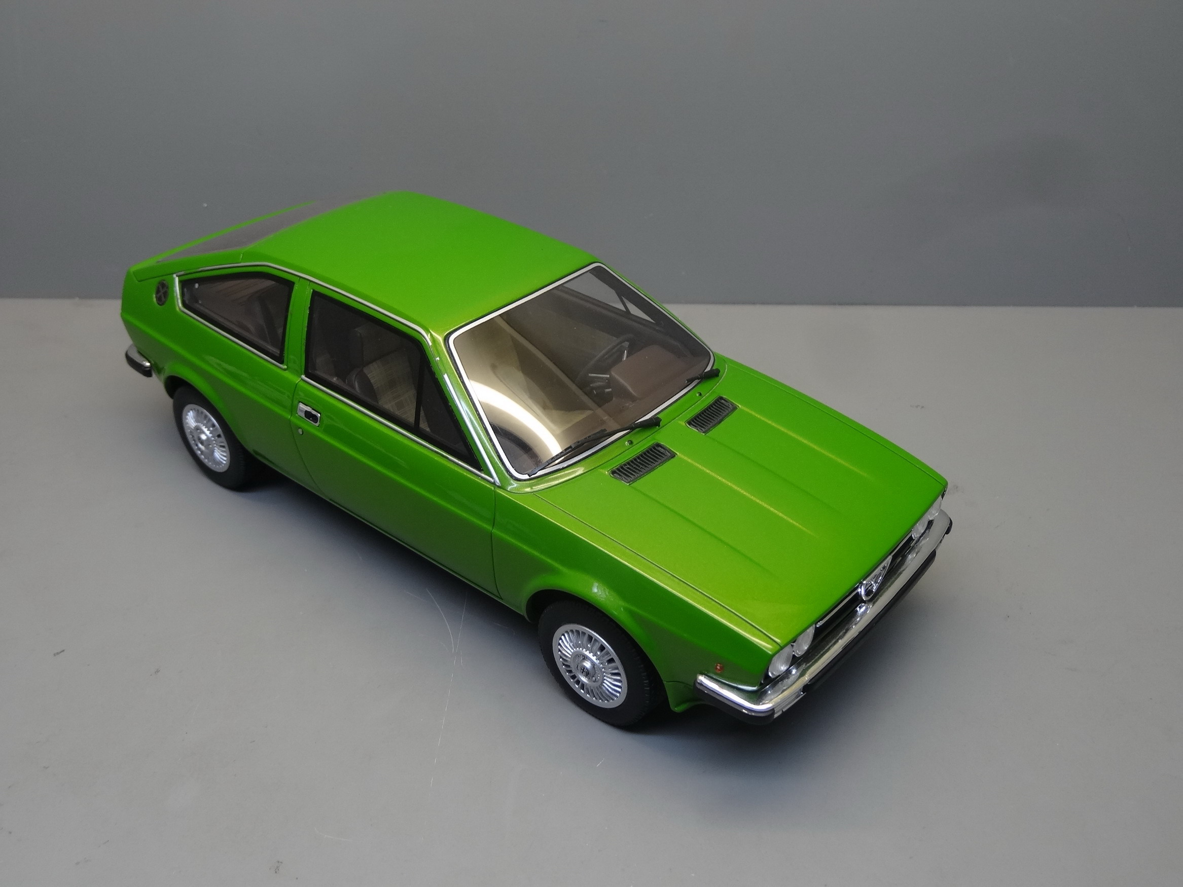 OEM green alfa 1/18 model collectible toys