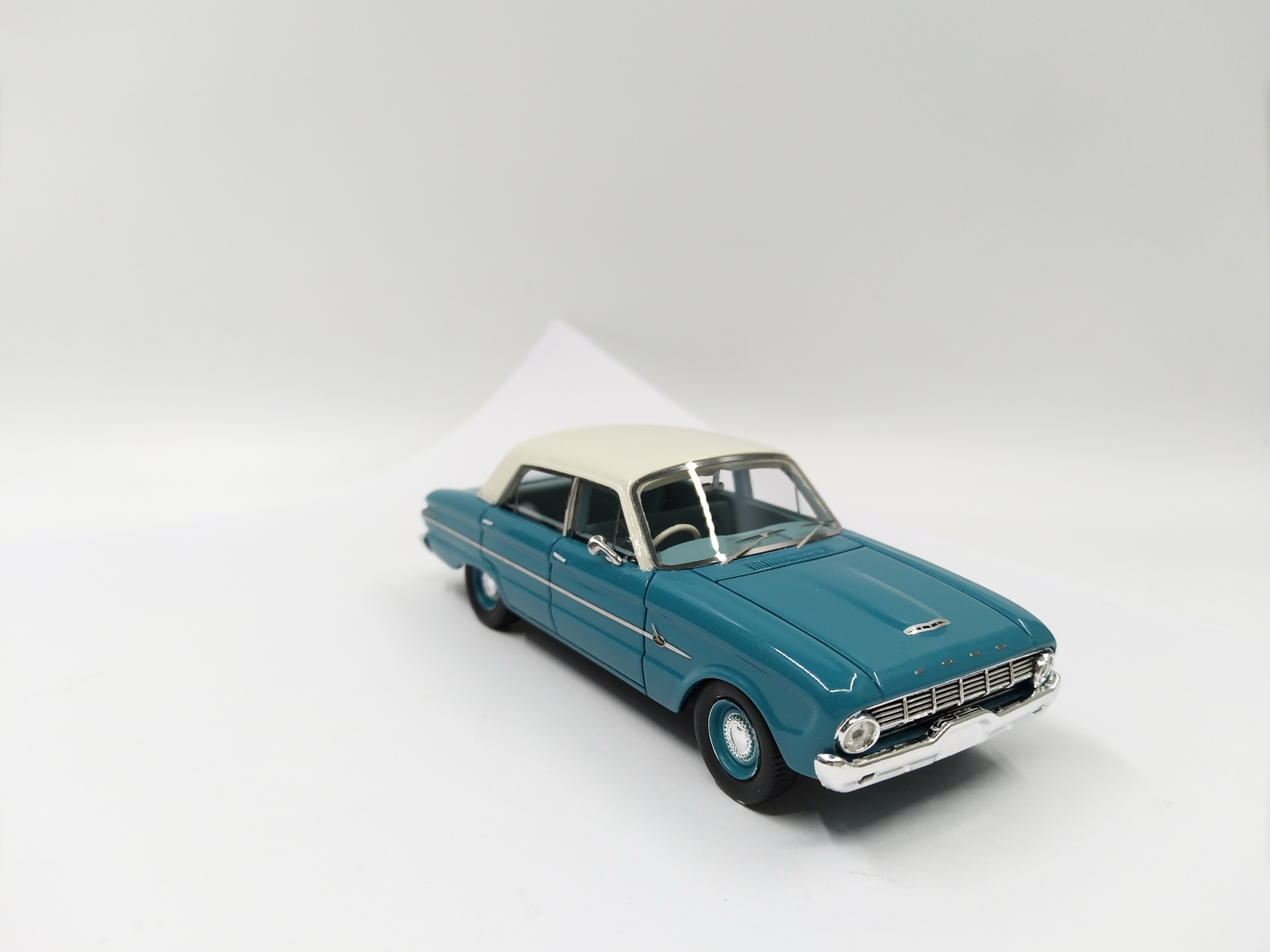 ACE 1/43 Ford blue and white resin car model 