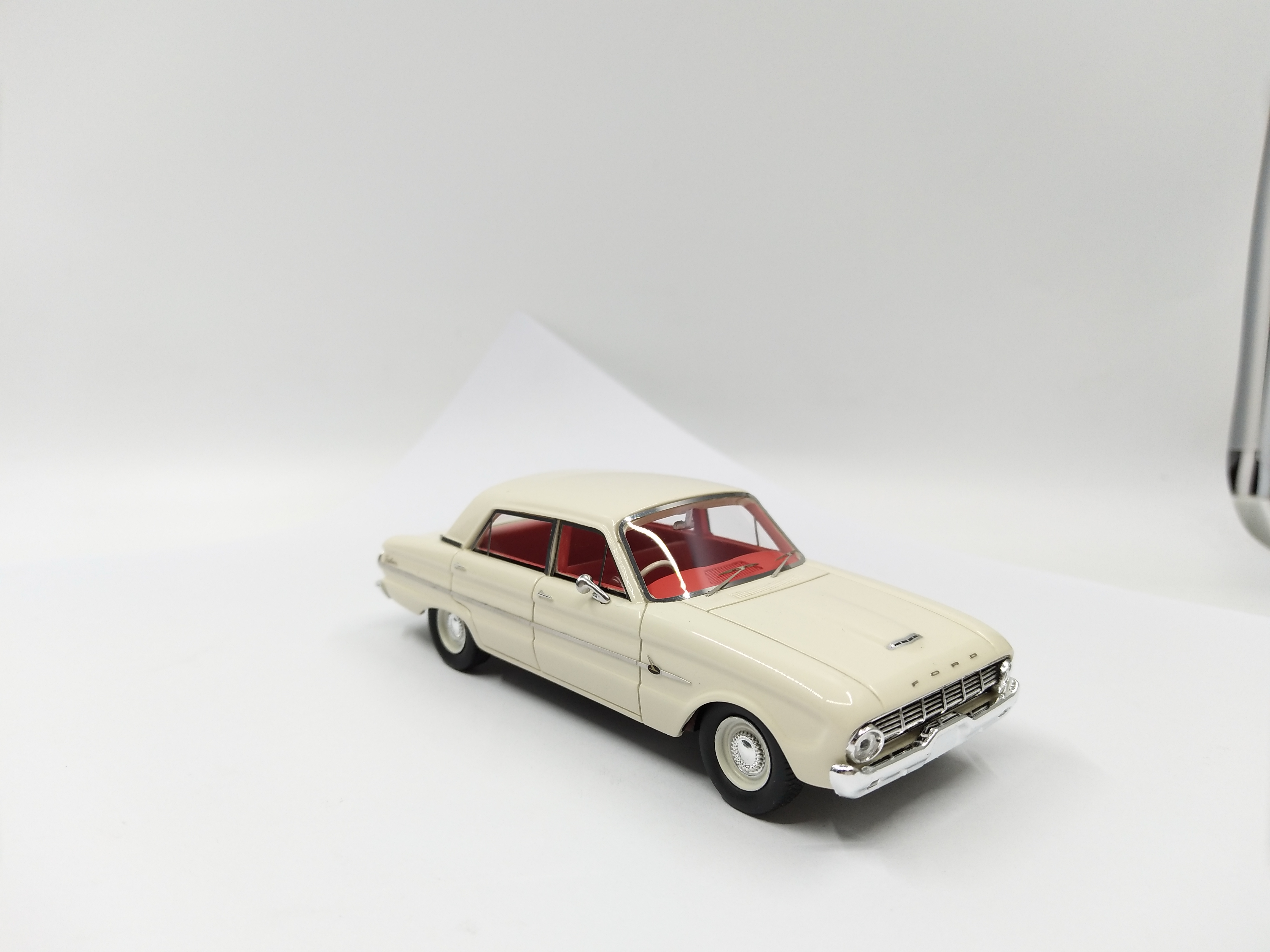 1/43 Ford glossy white resin car model toy