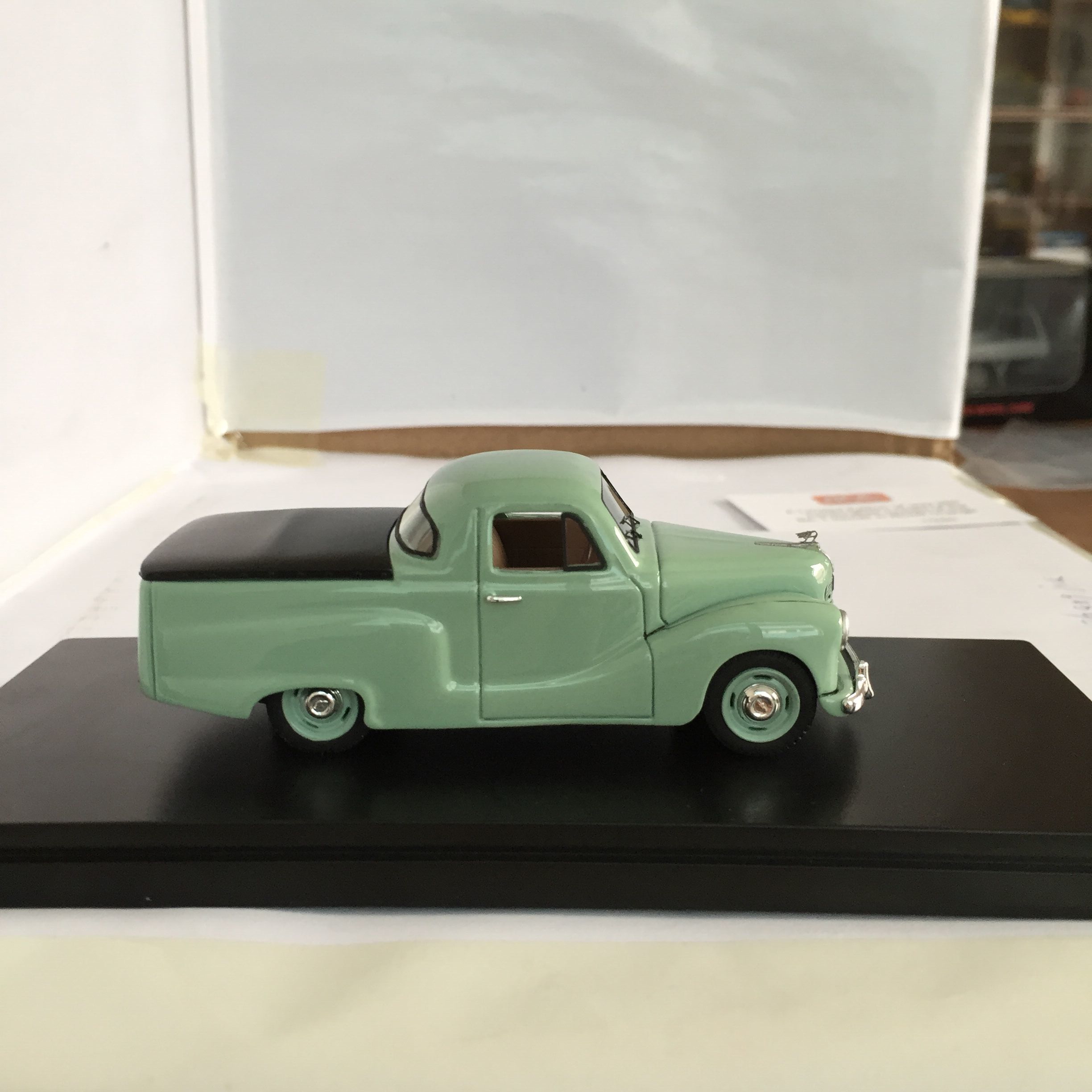 Customized 1/43 Light Green Austin resin collectible car model