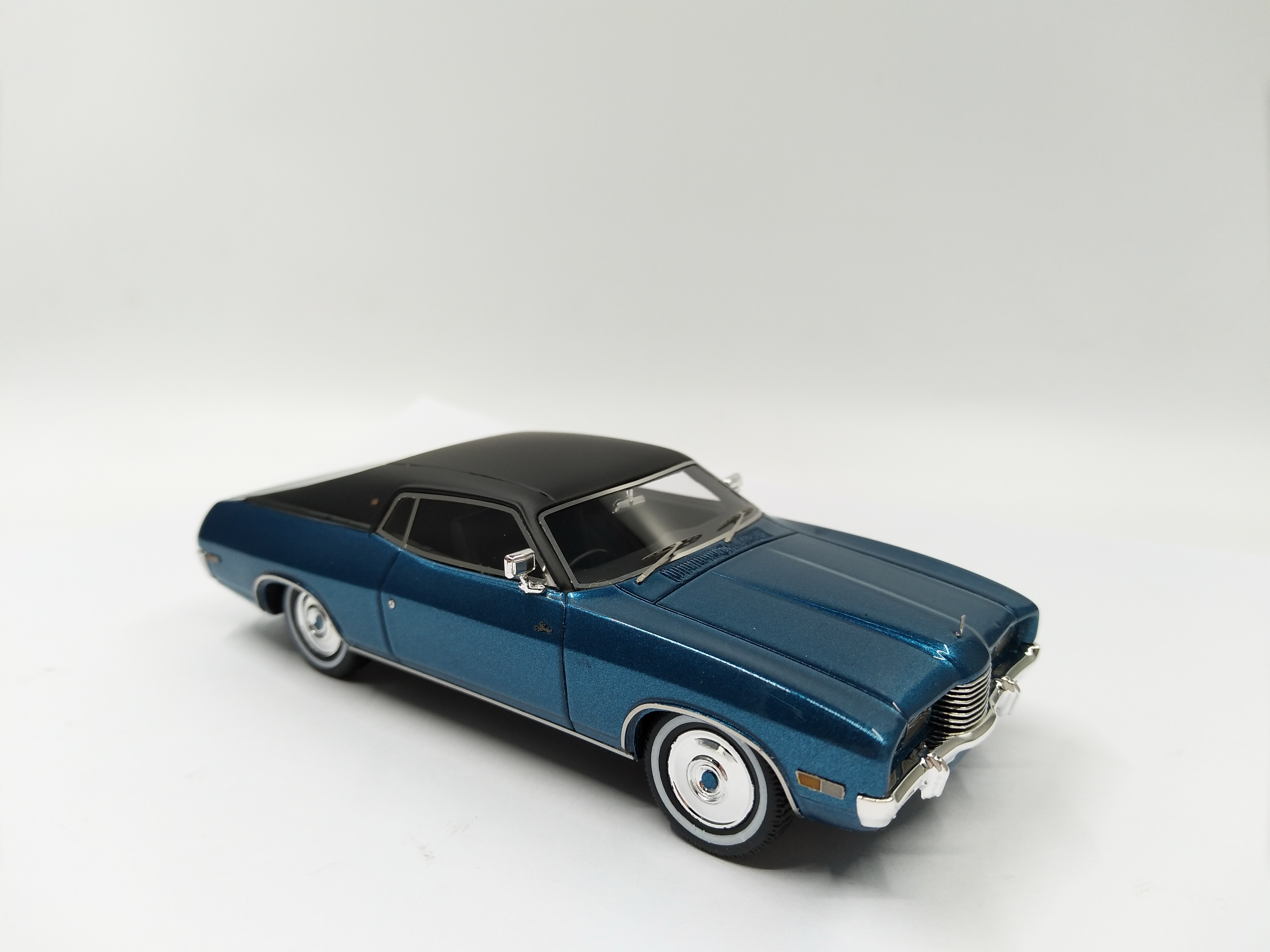 1/43 Scale Metallic Blue Ford Laudau model collectible