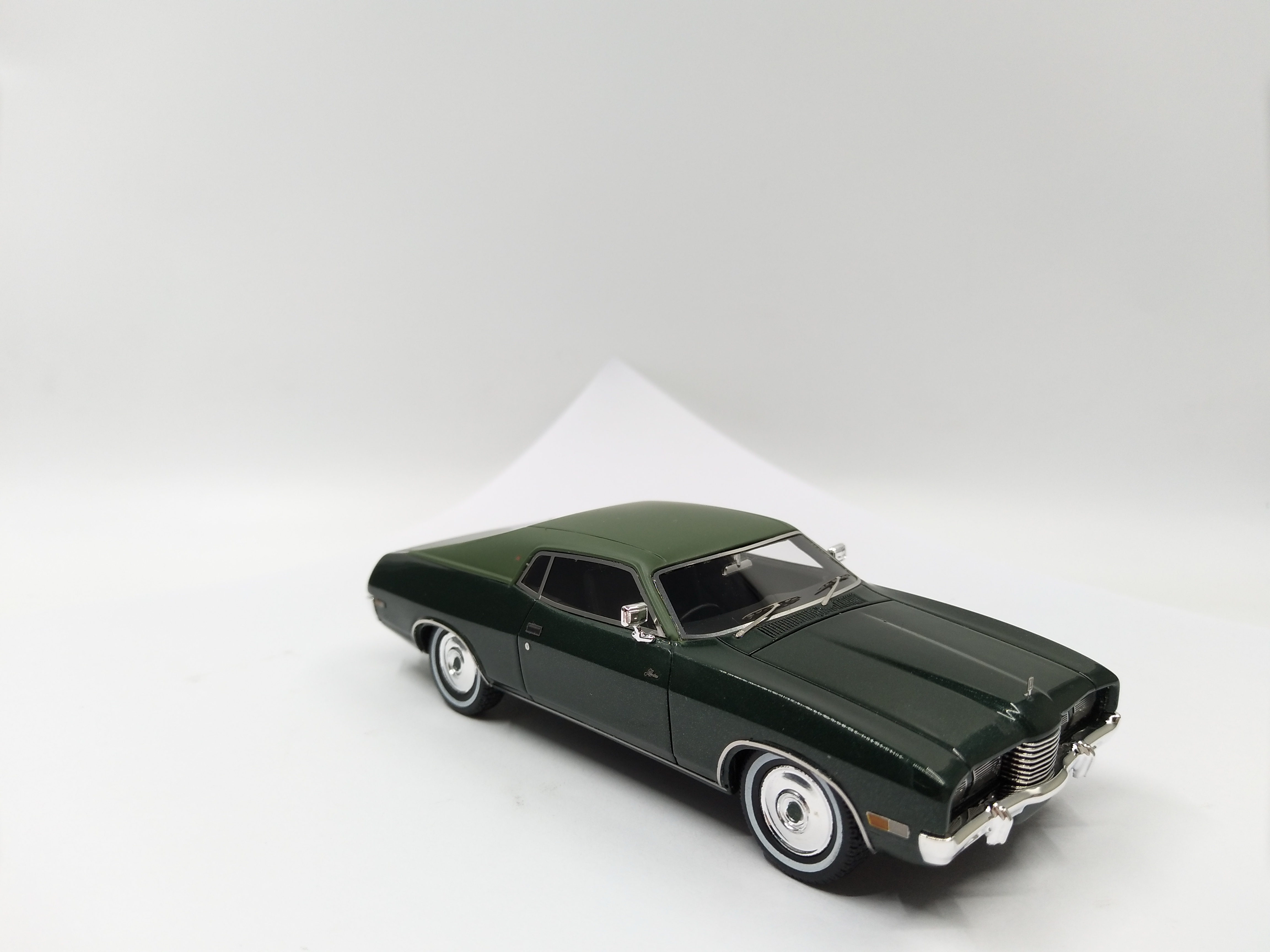 1/43 Scale Dark Green Ford Laudau model collectible toys - 副本