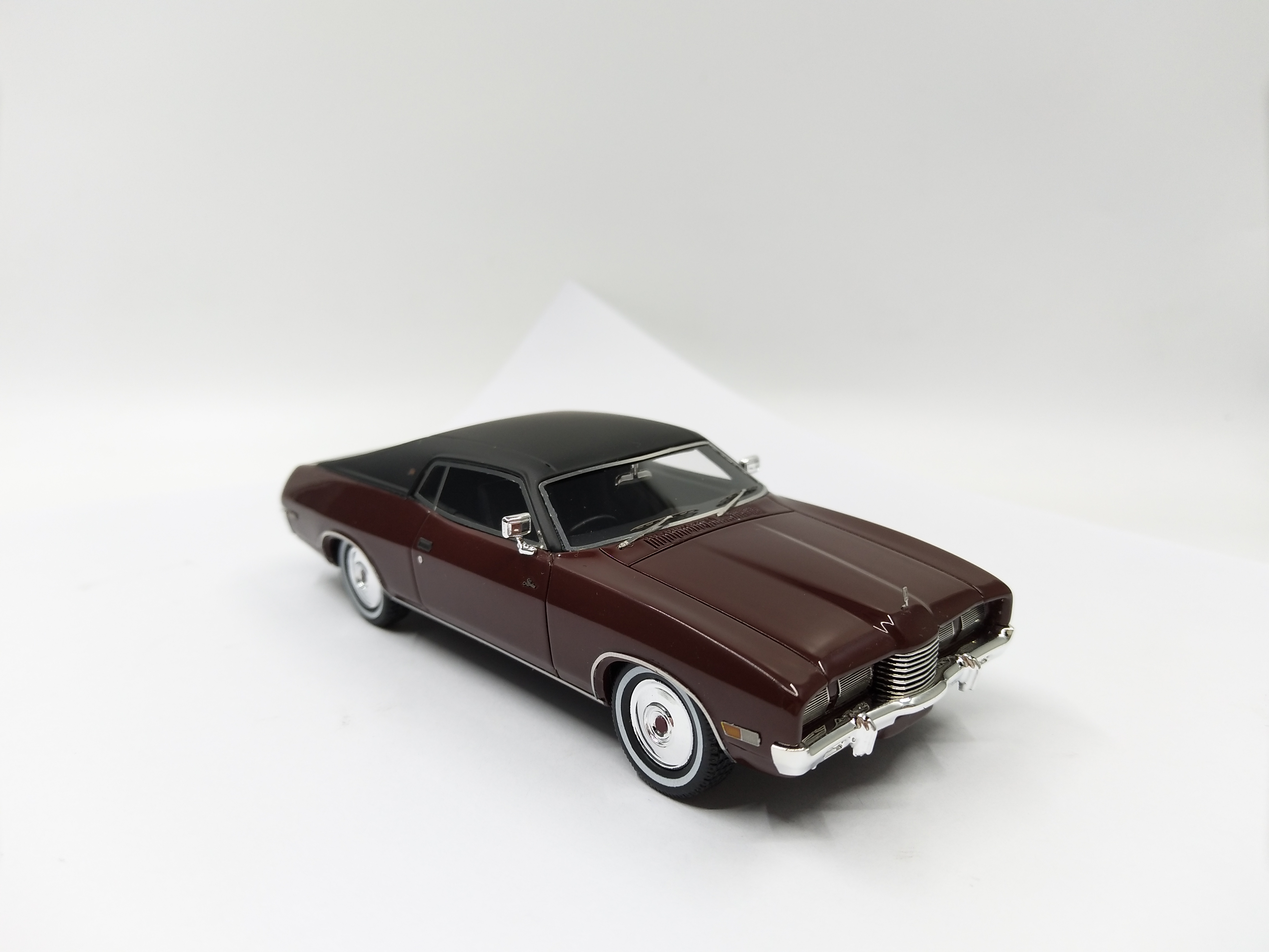 1/43 Scale Maroon Ford Laudau model collectible toys - 副本 - 副本