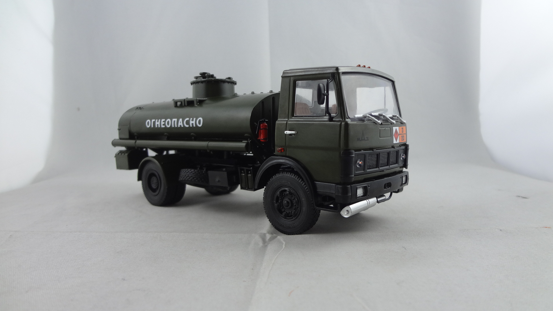 Khaki Diecast Maz truck with cabine function in 1:43 scale
