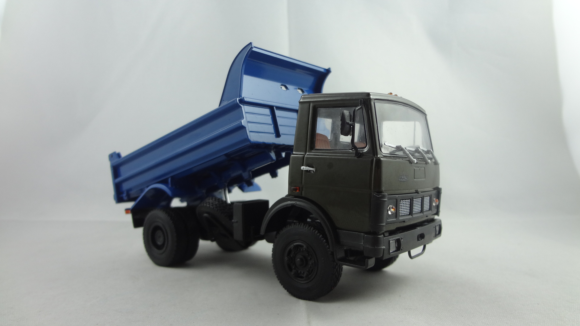 Khaki Maz cabine with blue dumper function model