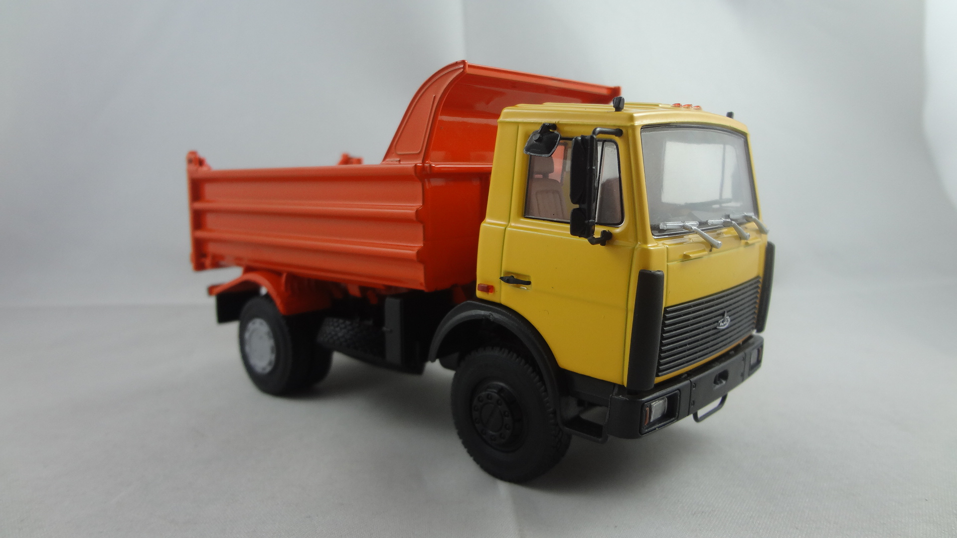 1/43 scale diecast yellow cabine maz truck with orange function dumper