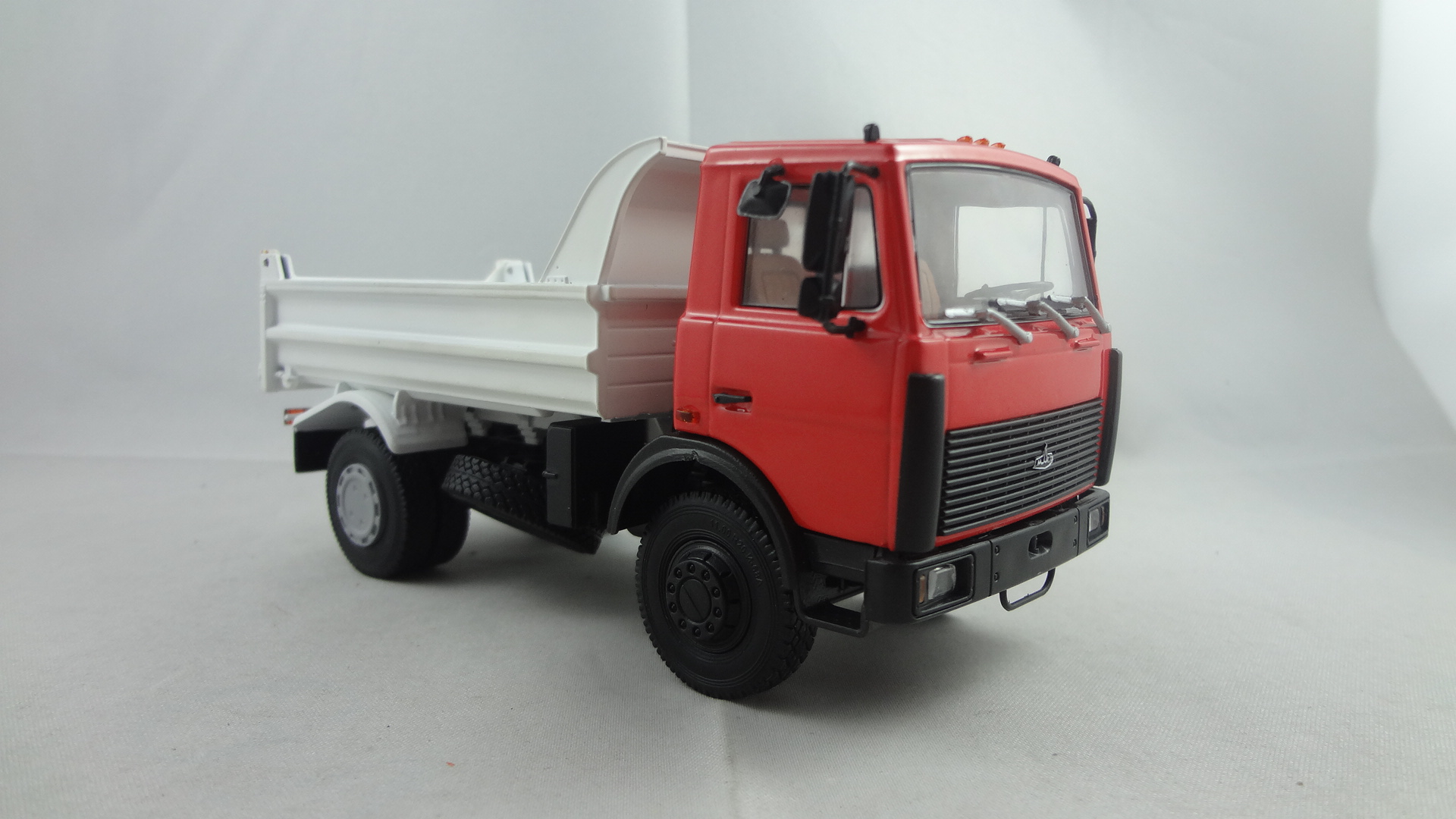 1/43 scale diecast red cabine maz truck with white trailer model