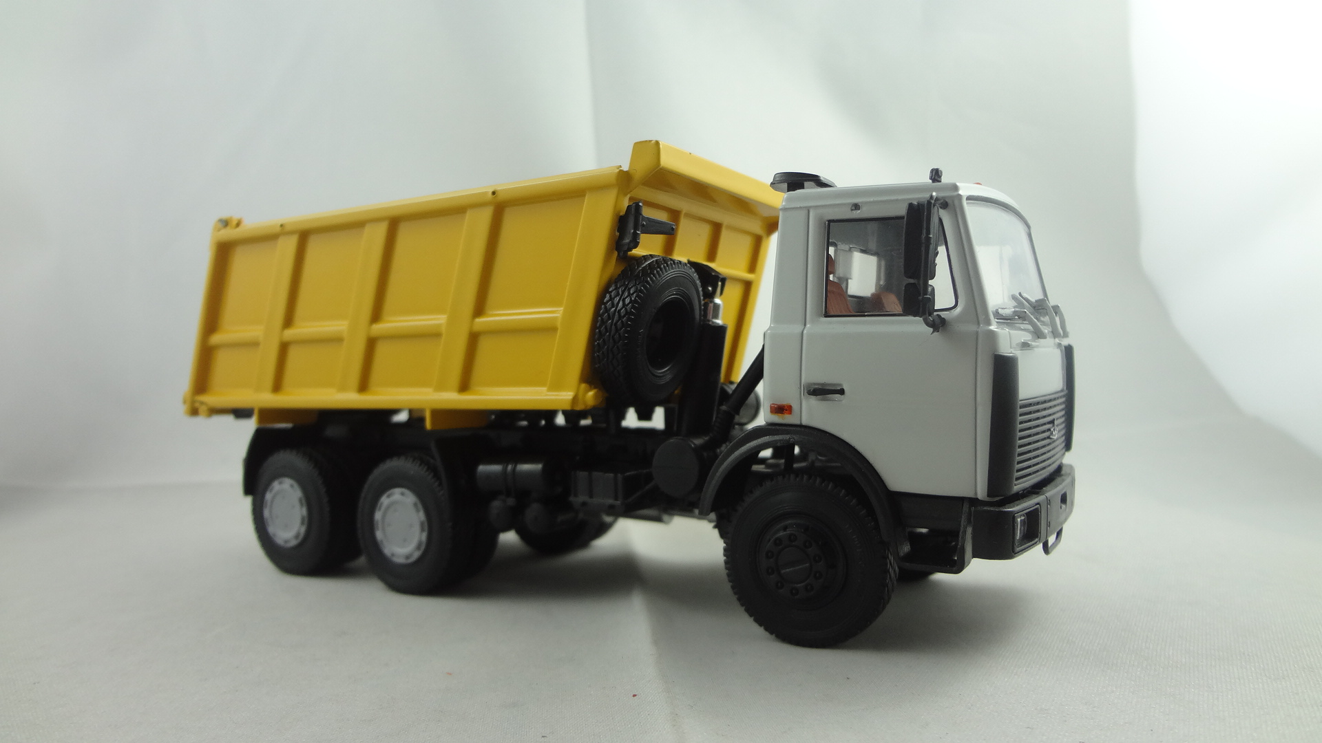 Grey cabine maz truck with yellow dumper truck model collectible toys