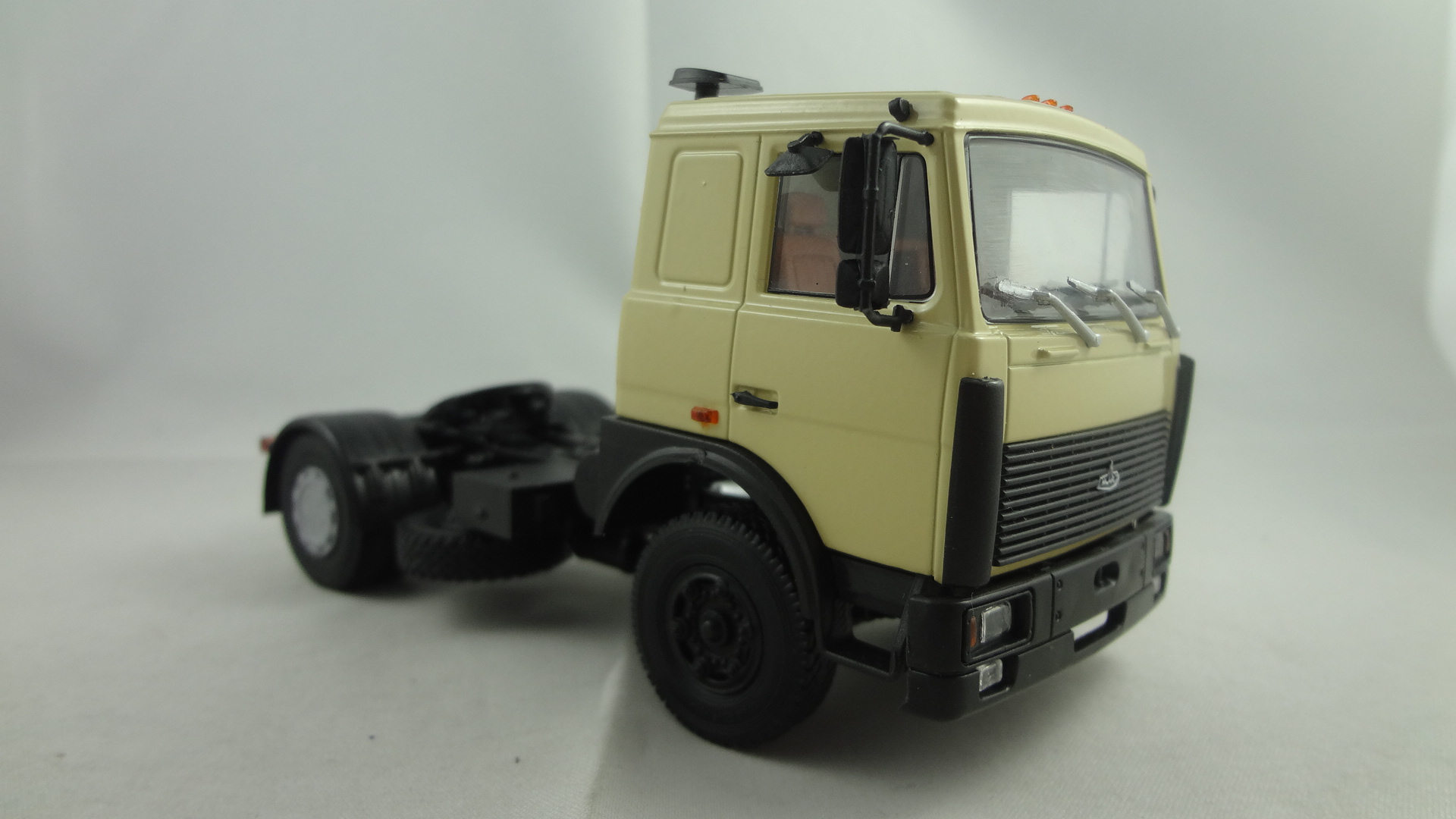 1/43 Yellow Maz trailer model truck 