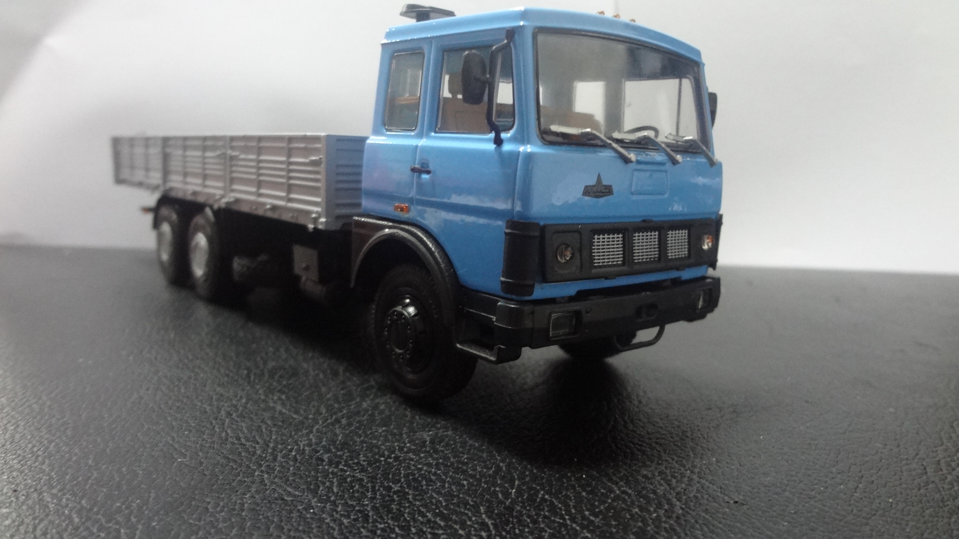 1/43 blue cabine with grey trailer truck model