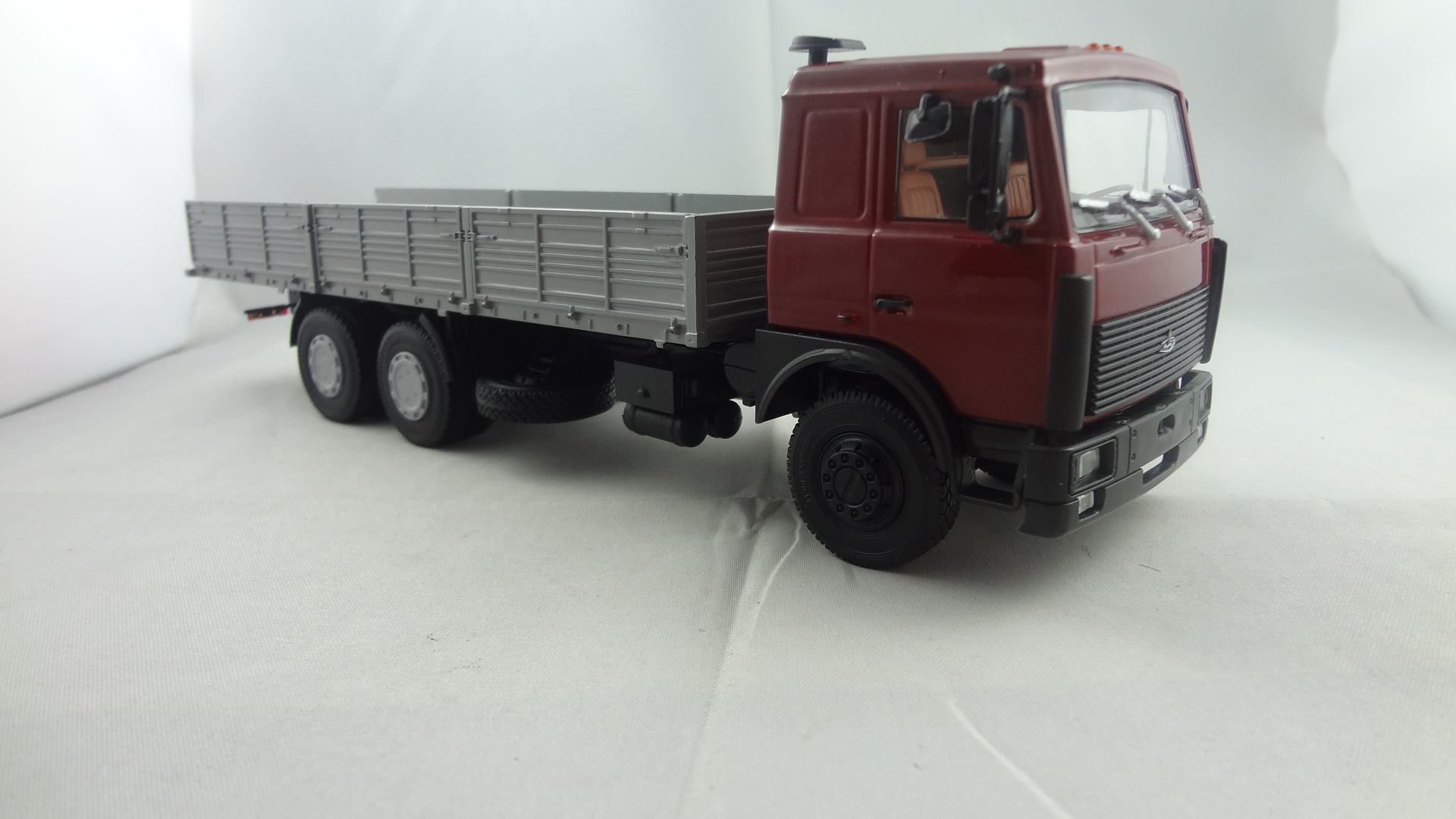 1/43 red cabine with grey trailer model truck
