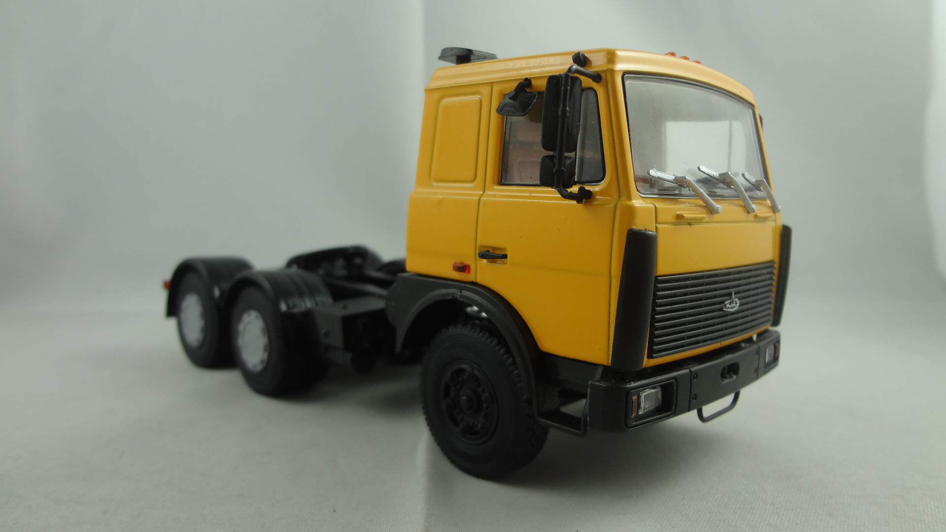 1/43 Maz yellow cabine trailer model truck  - 副本