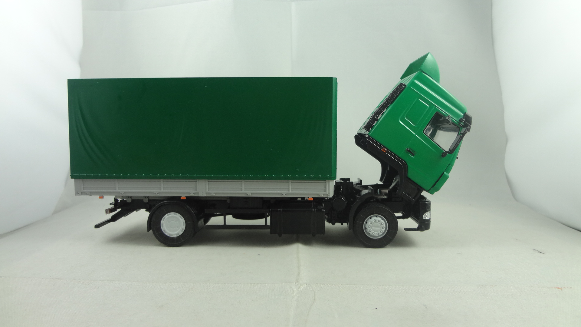 1/43 Maz green truck model collectibe with container