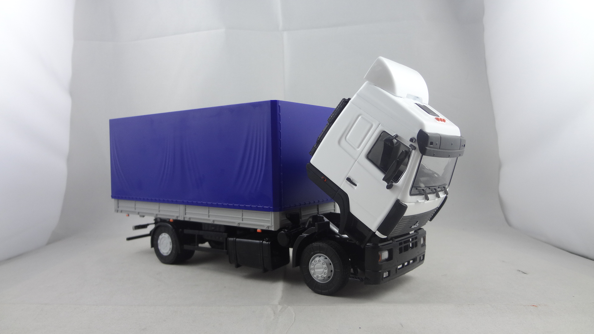 White function cabine with blue movable tent truck model collectible