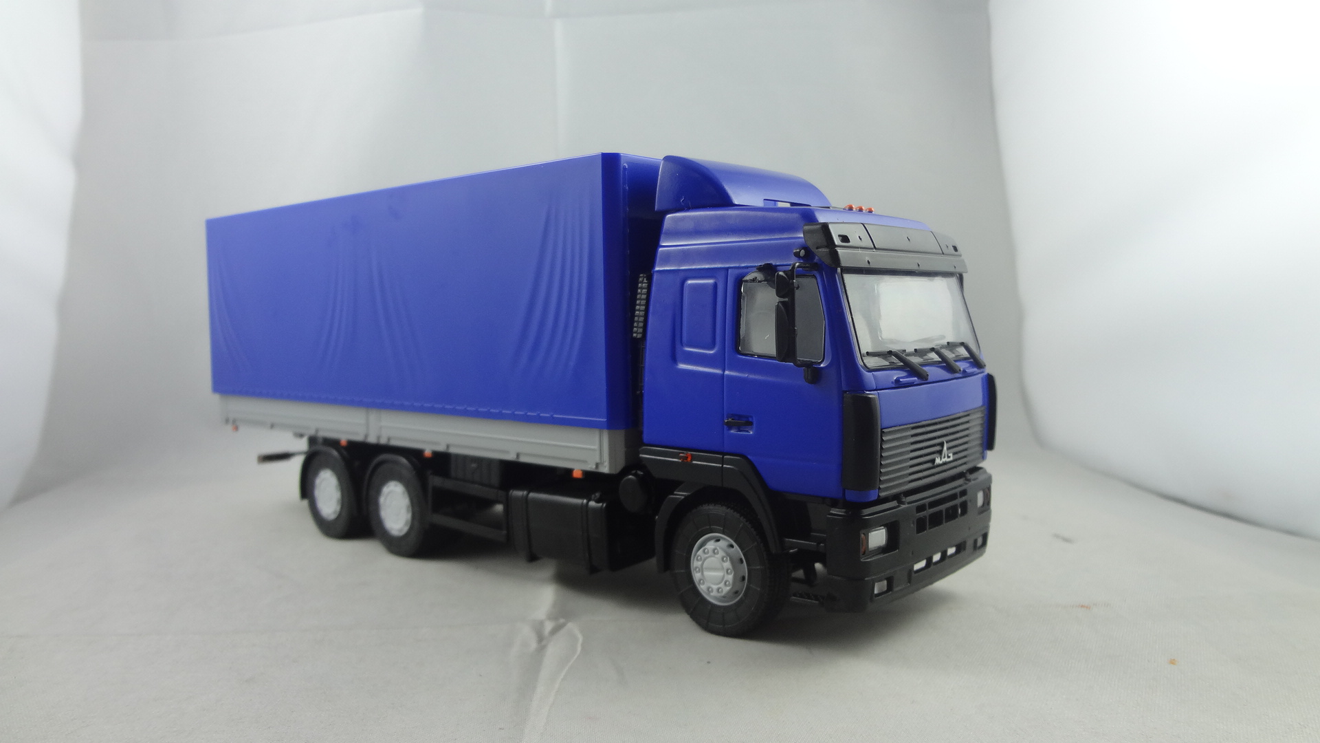 43 Scale diecast function blue cabine with blue moveable tent model