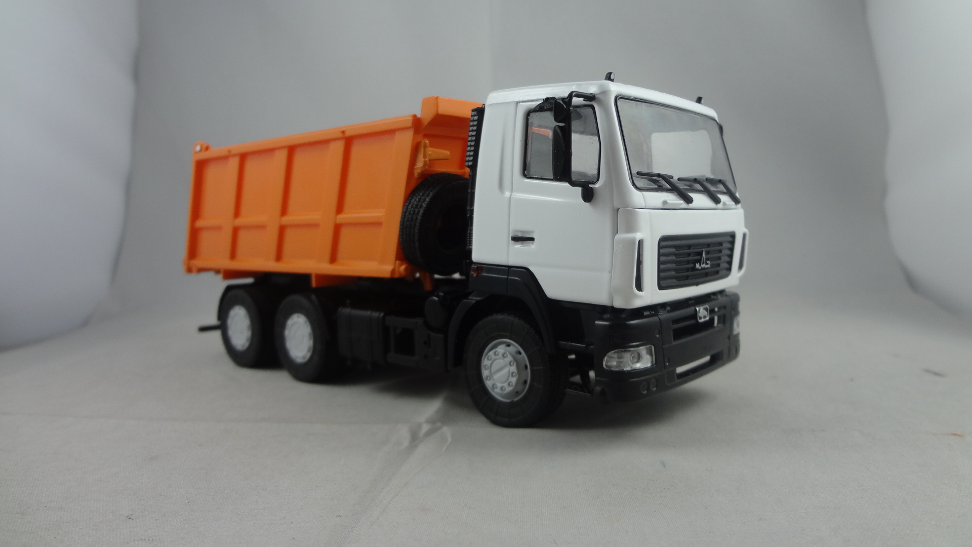 Diecast white cabine with orange dumper function model truck toy