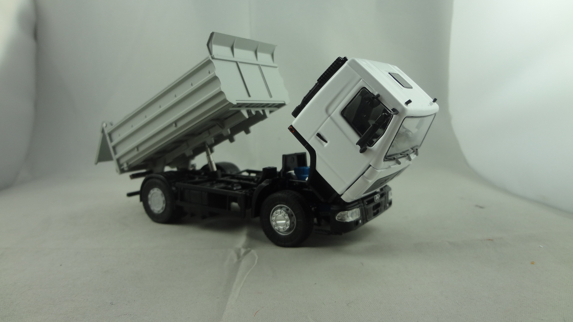 1/43 Diecast white function cabine with grey dumper truck model collectible toy
