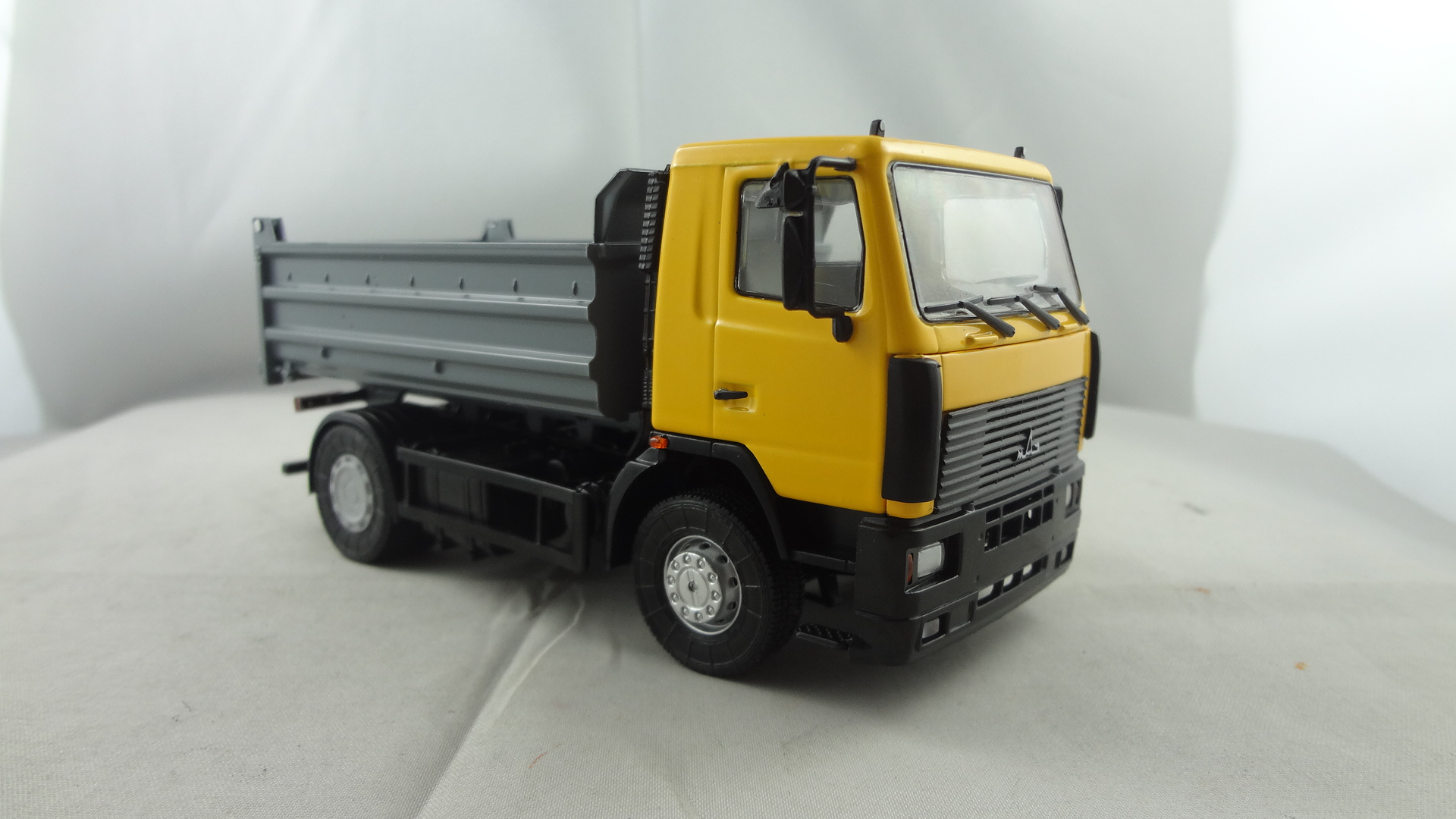 1/43 Diecast Yellow Maz cabine with grey dumper truck model collectible toy