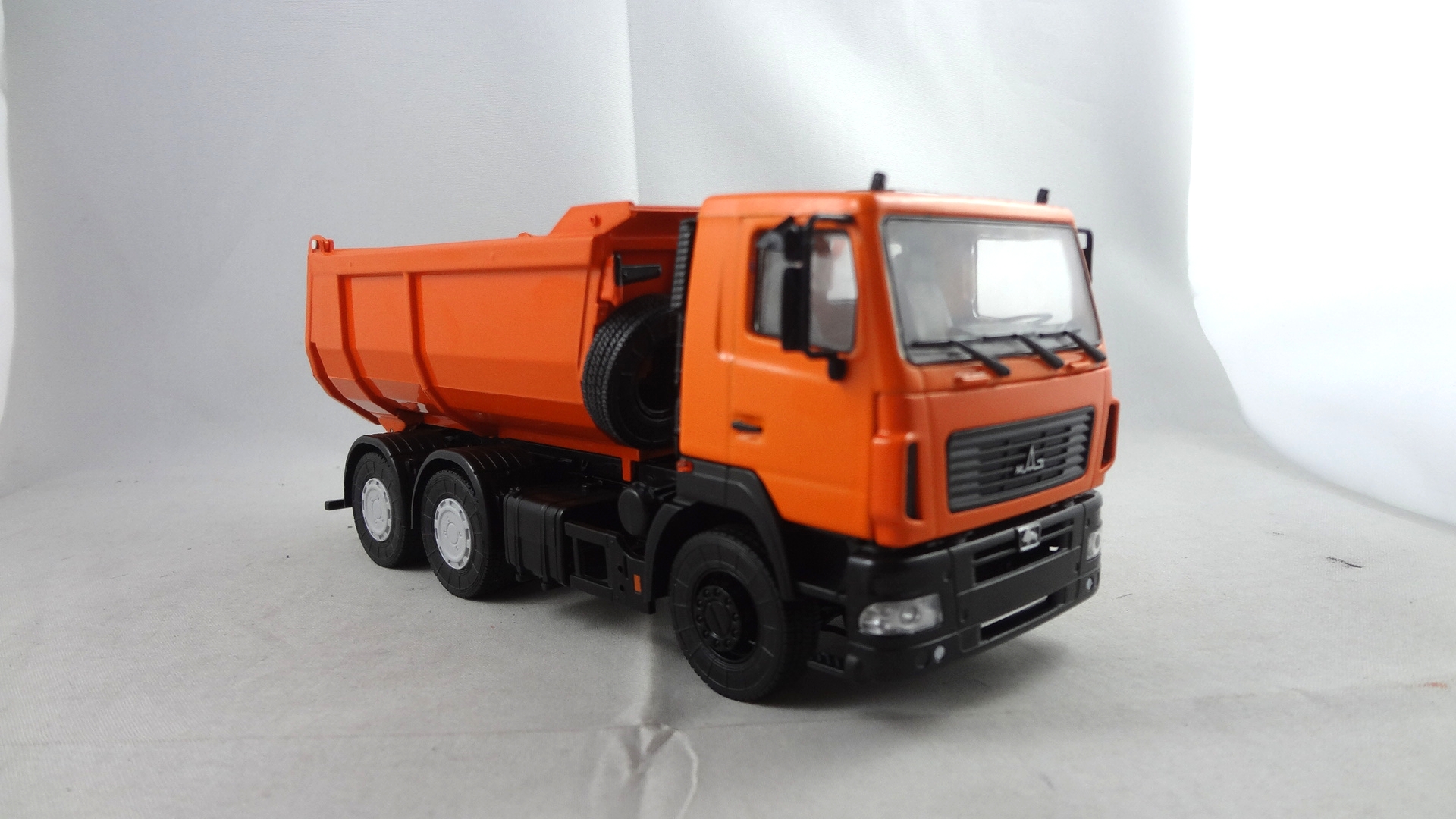 1/43 Diecast Orange Maz cabine with orange dumper truck model collectible toy - 副本