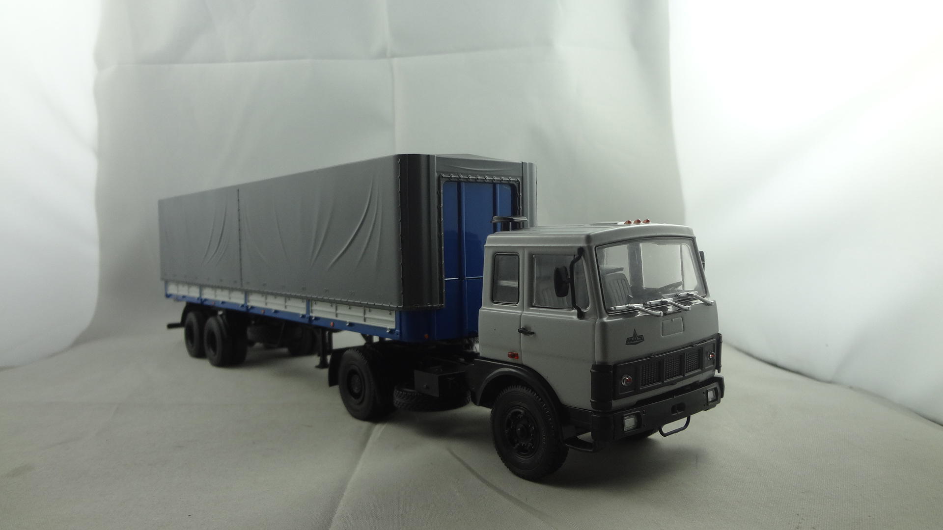 1/43 Function grey cabine with brown moveable container model truck