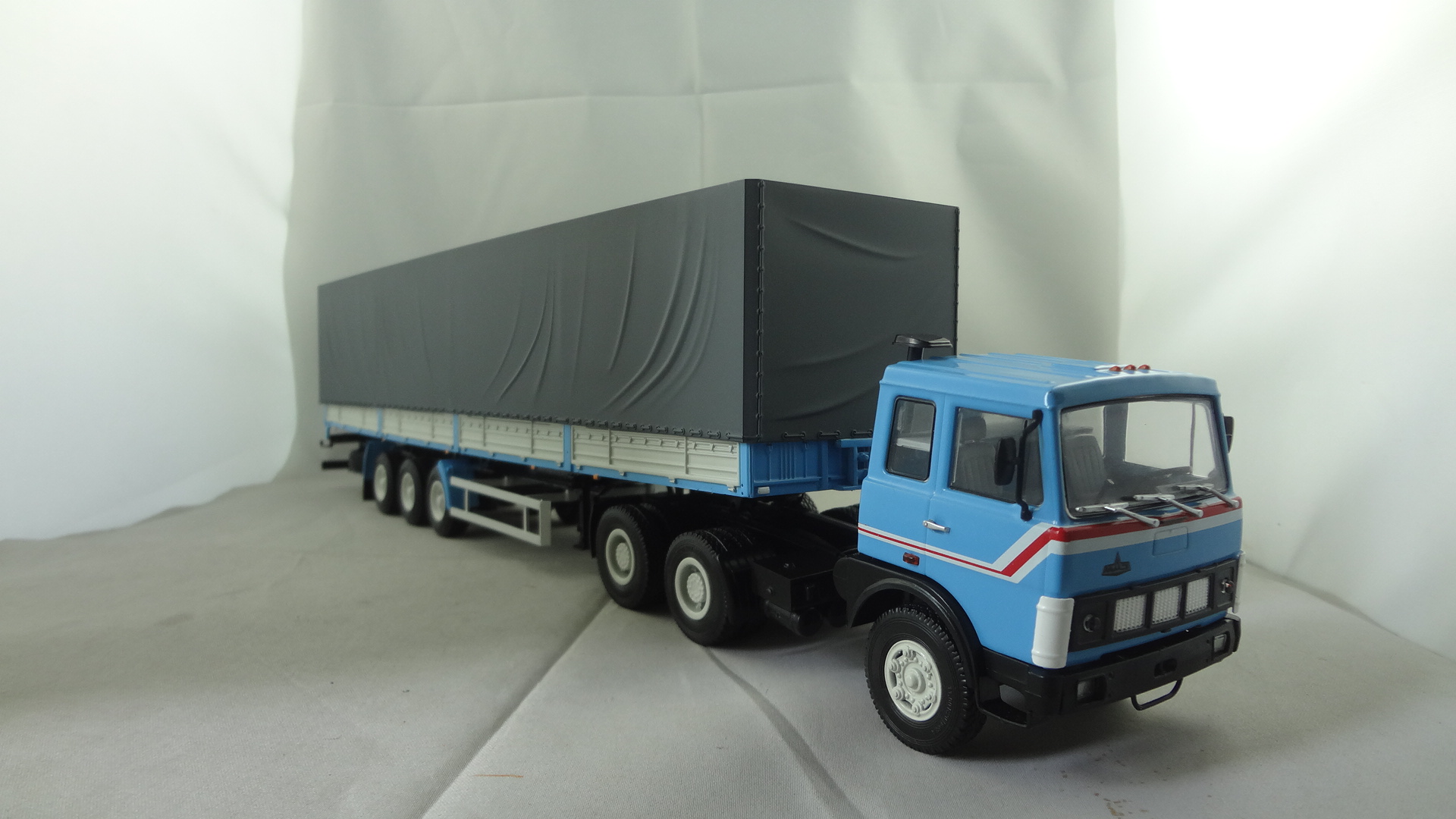 43 scale Blue cabine with grey container truck model collectible  - 副本