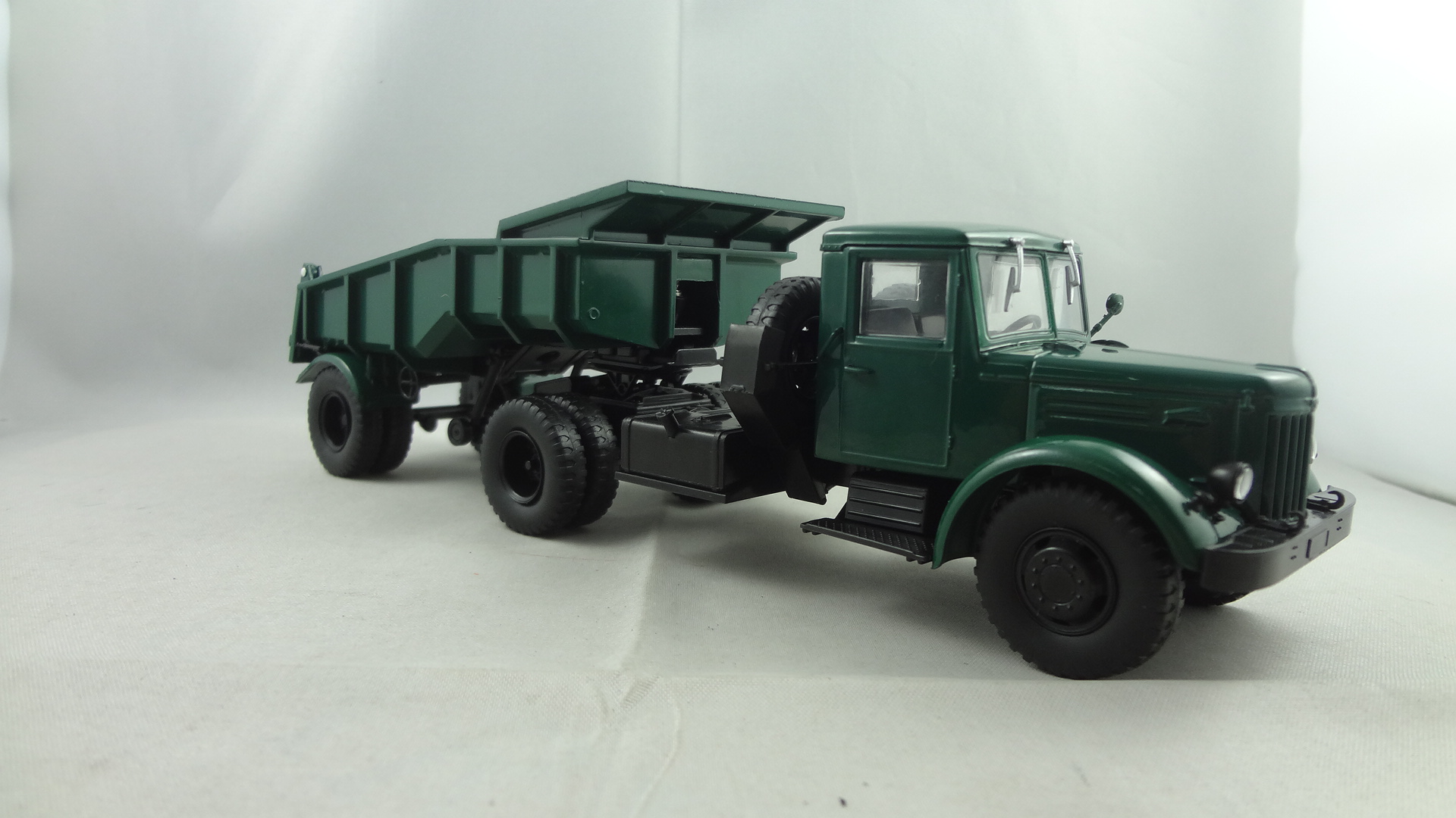 Dark green Maz cabine with green trailer model collectible toys  - 副本