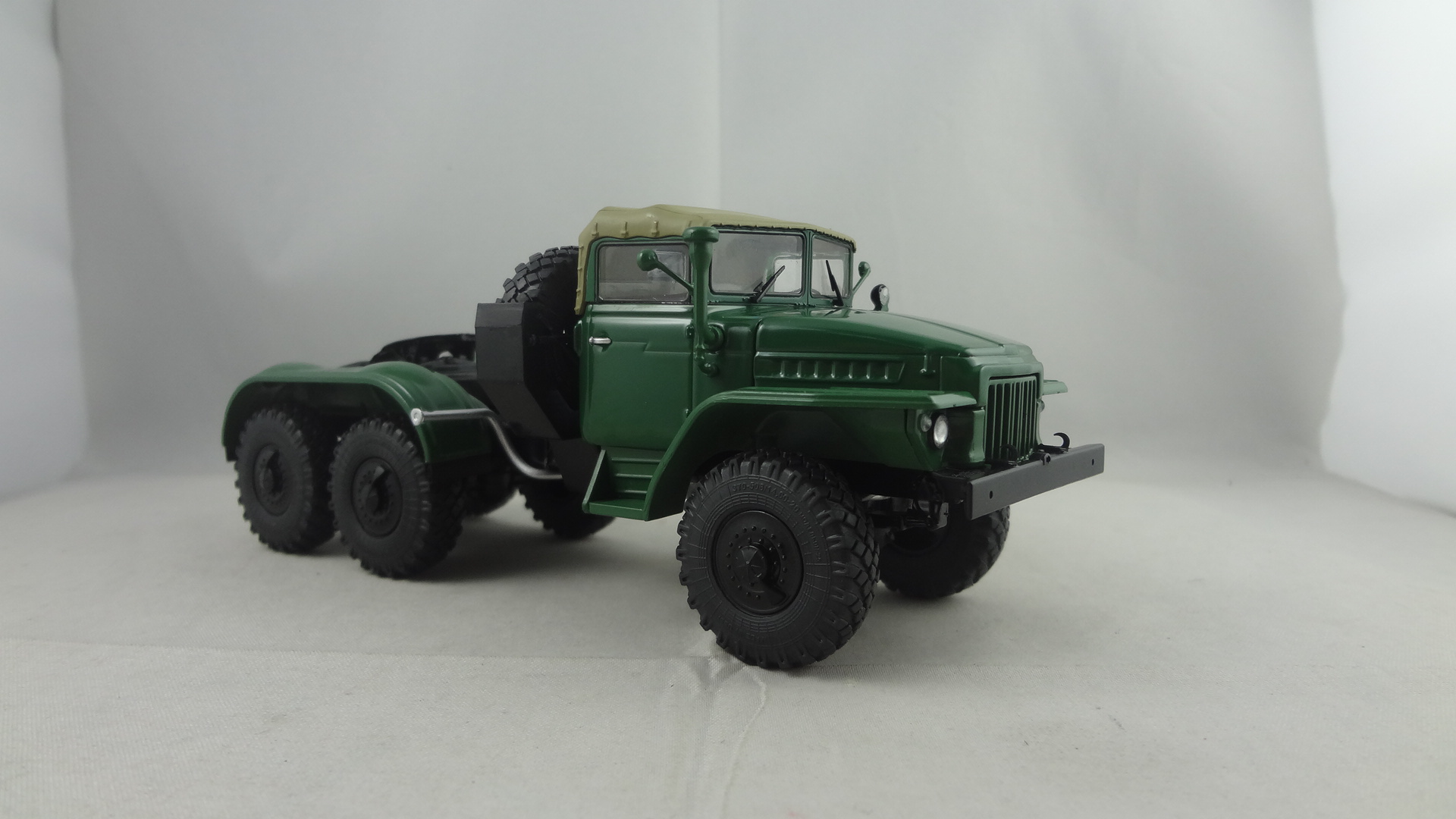 1/43 scale 448c Green maz truck trailer model