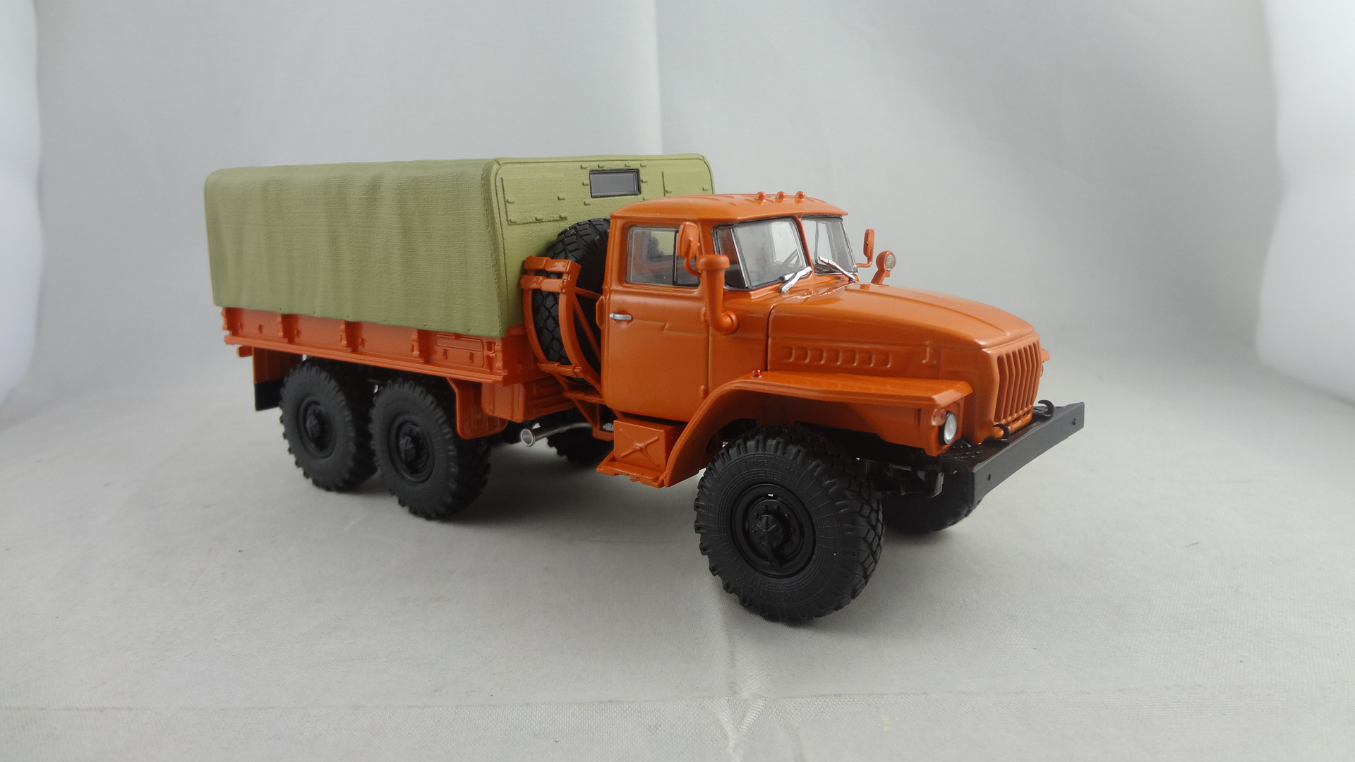 4320-717c orange 1/43 scale diecast truck model collectible  