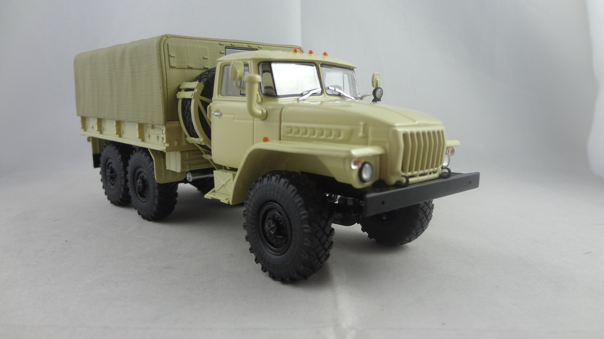 4320-7502C light yellow 1/43 scale diecast truck model with moveable tent