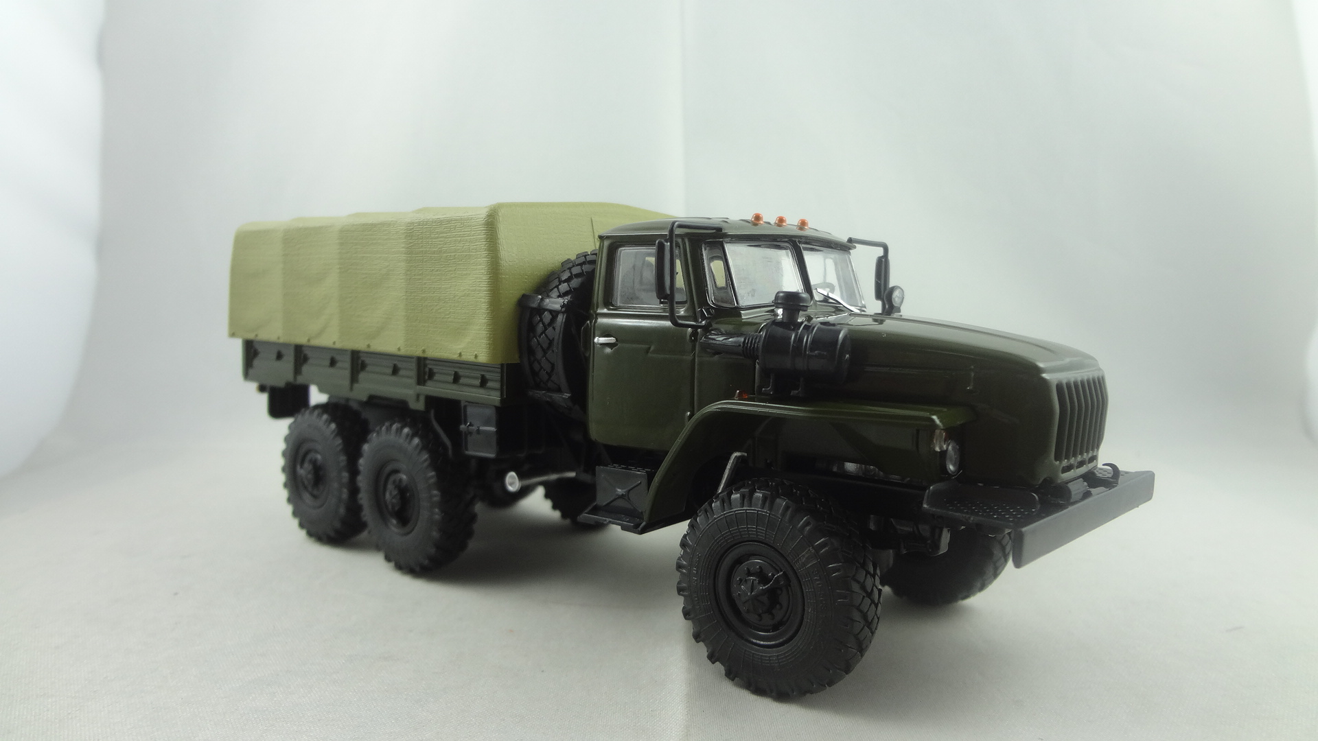 4320-31-448c Khaki Green 1/43 scale diecast truck model with tent  