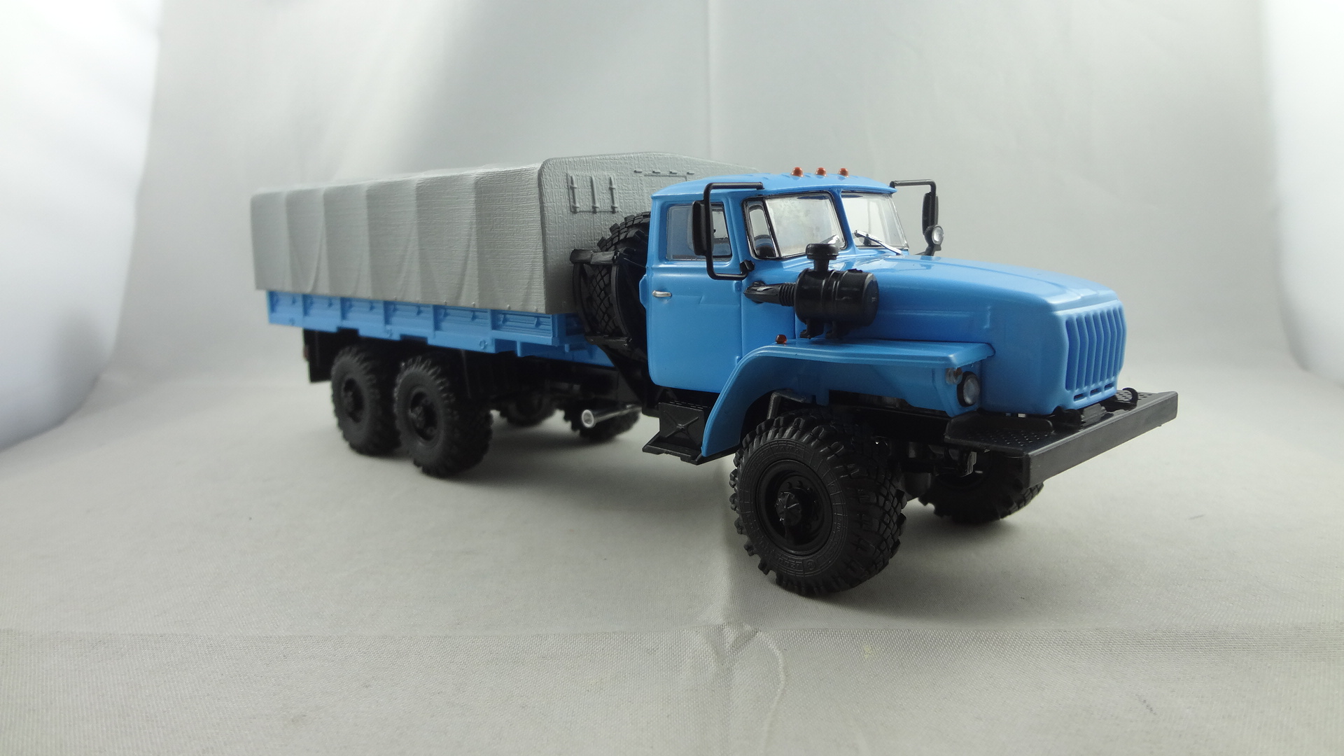 4320-0911-blue 1/43 scale diecast truck model with moveable grey tent  