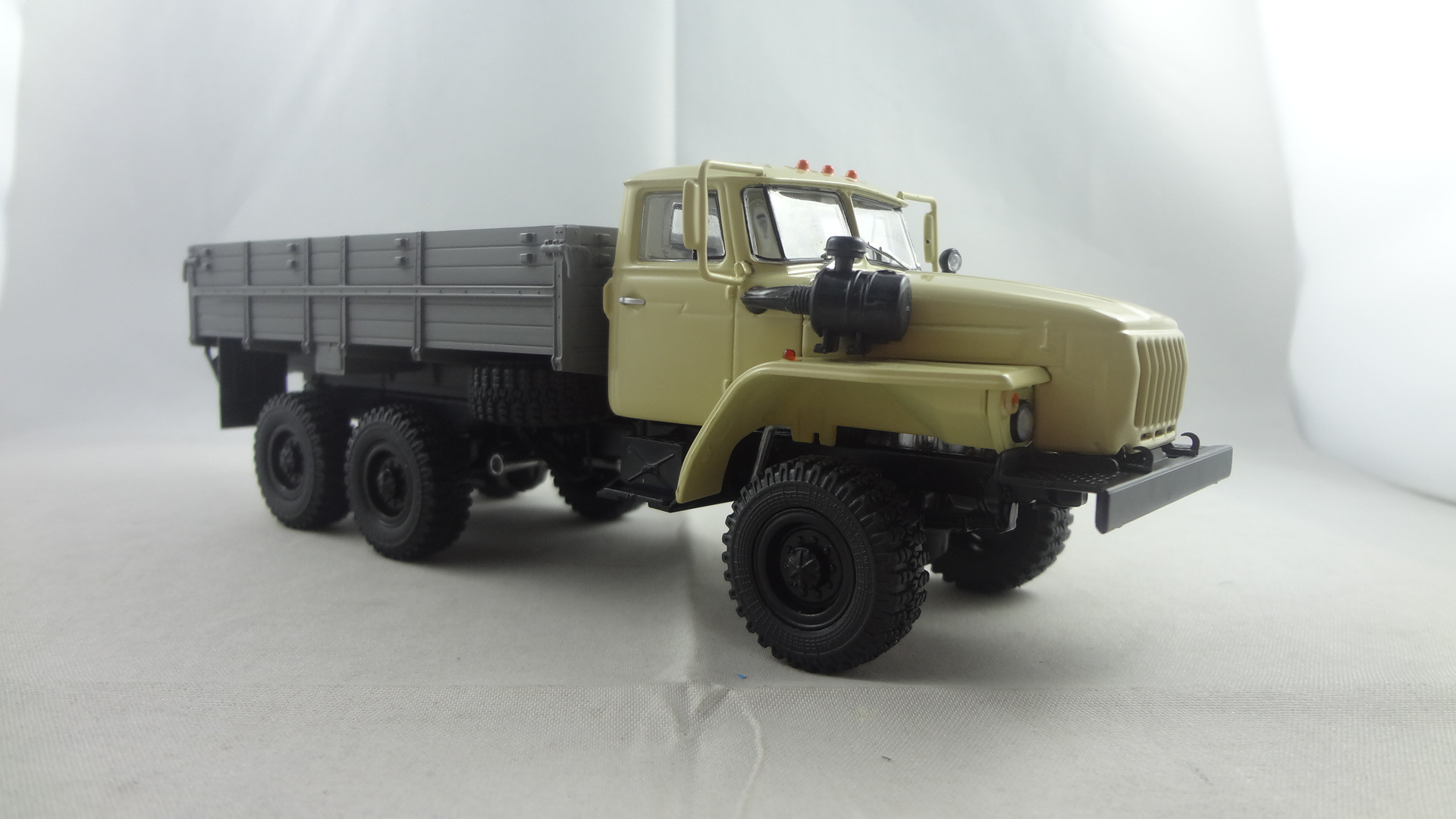 43202-31 yellow cabine 1/43 scale diecast truck model