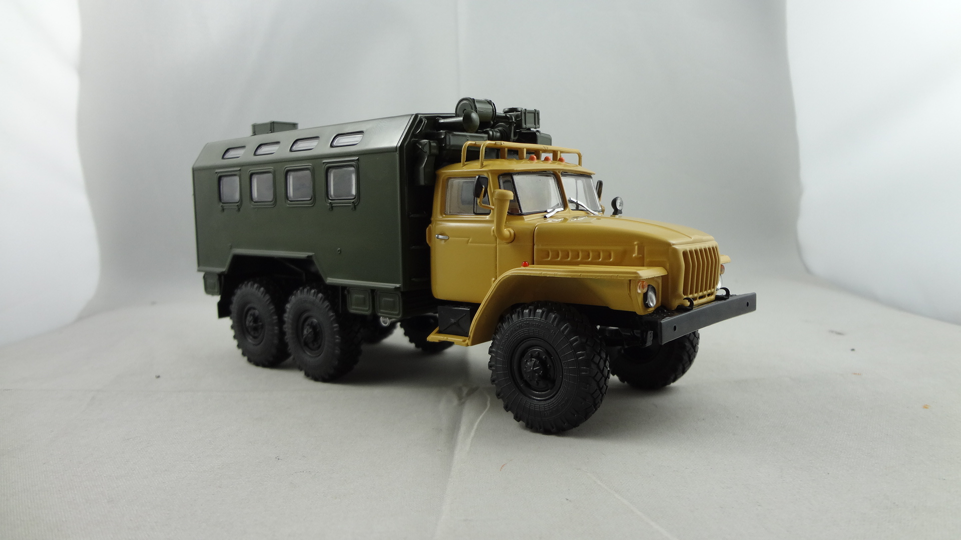 4320 Kung Diecast 1/43 Scale Truck model 