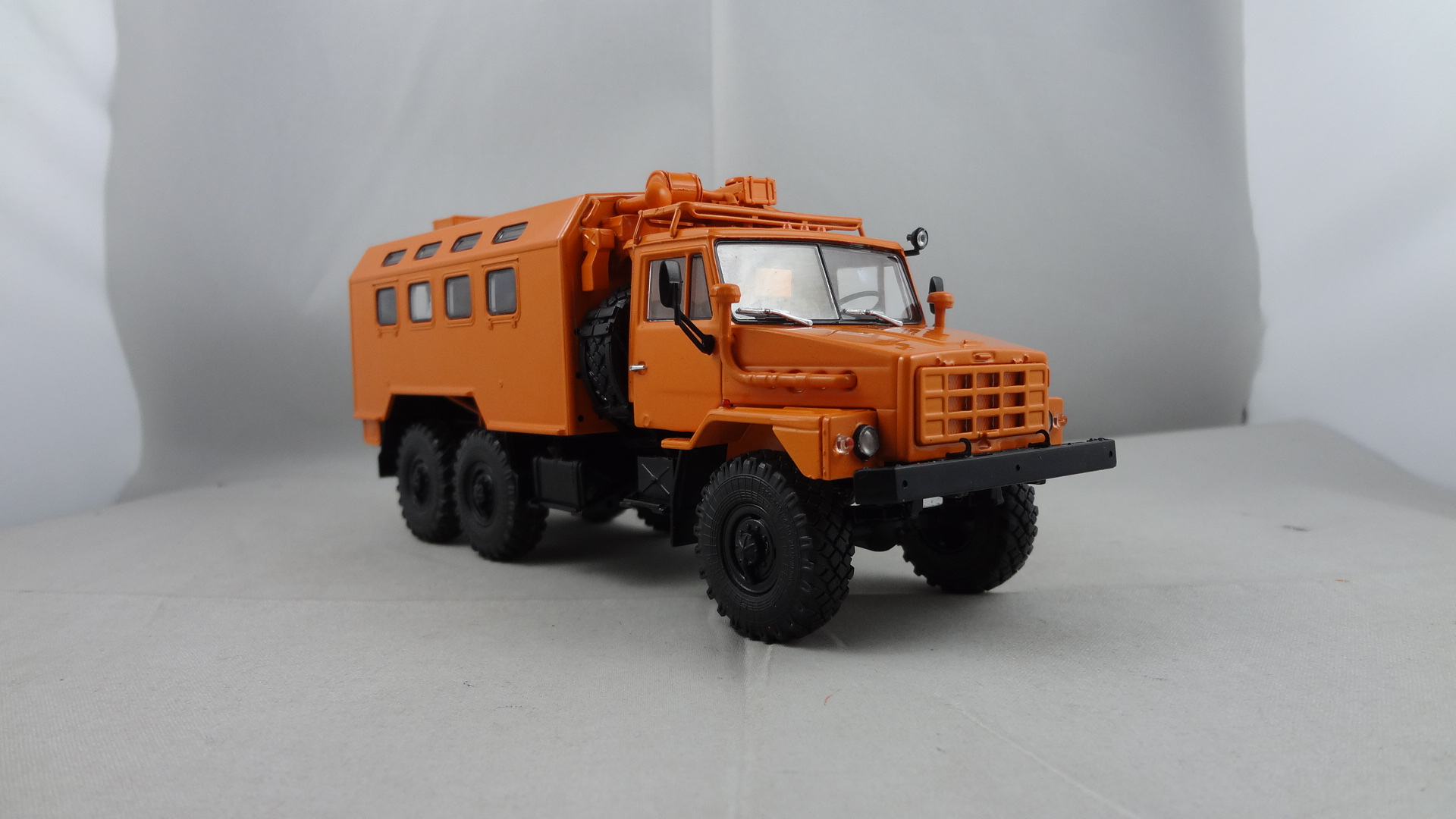 43223K1 orange Diecast 1/43 Scale Truck model 