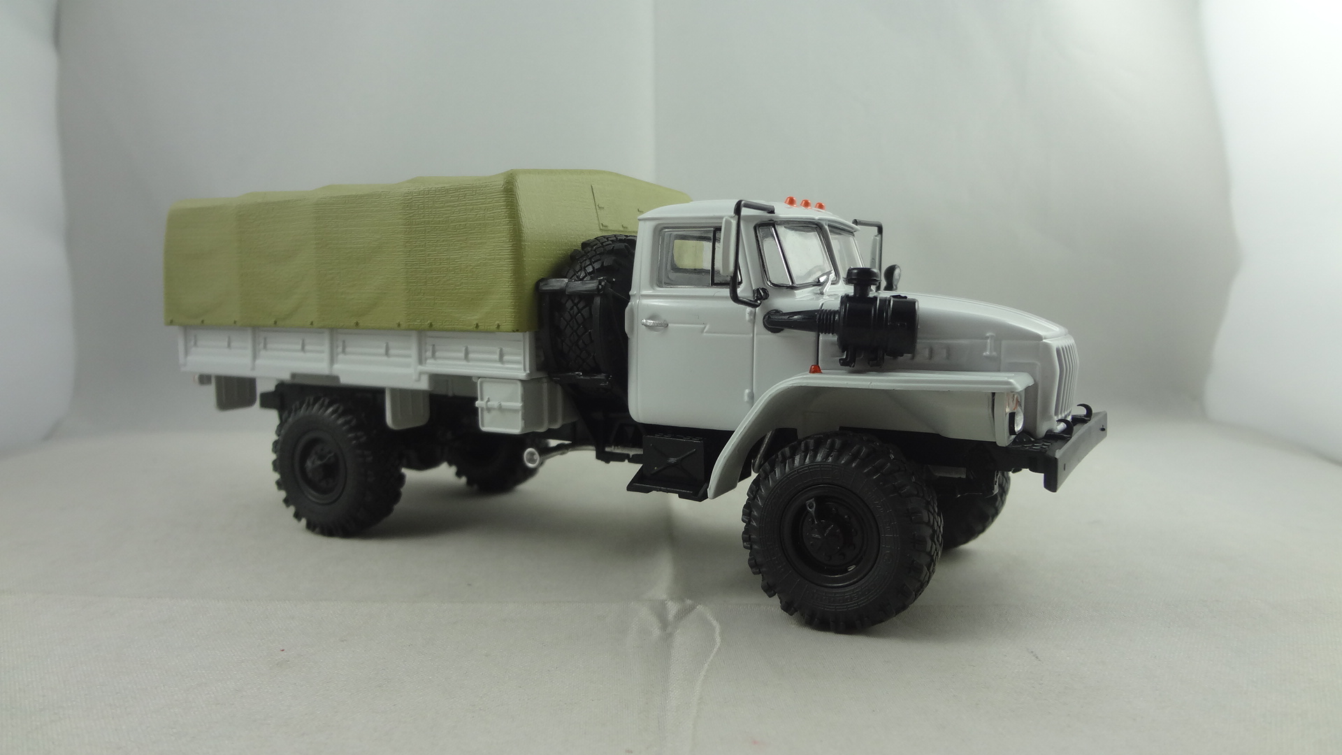 43206 white cabine with yellow tent diecast model truck   