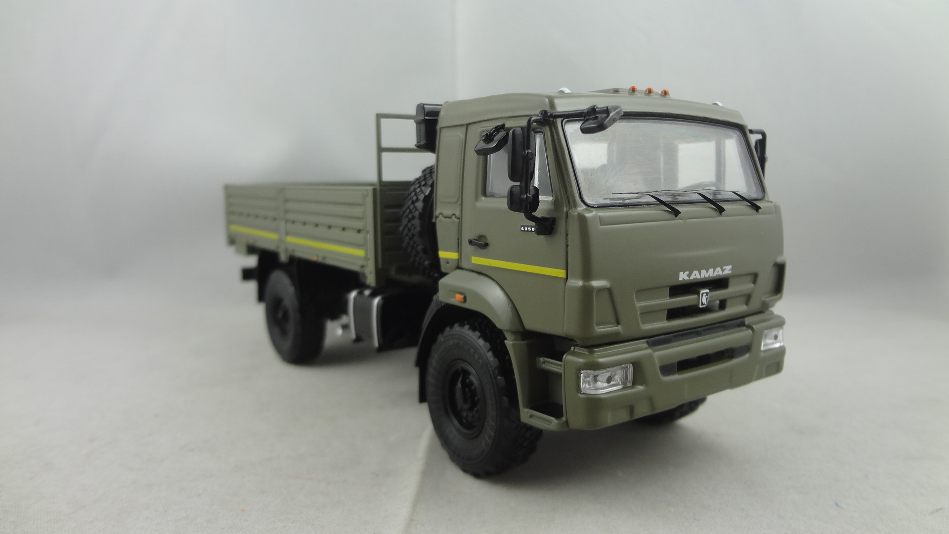 DAF-M version green cabine with green trailer model