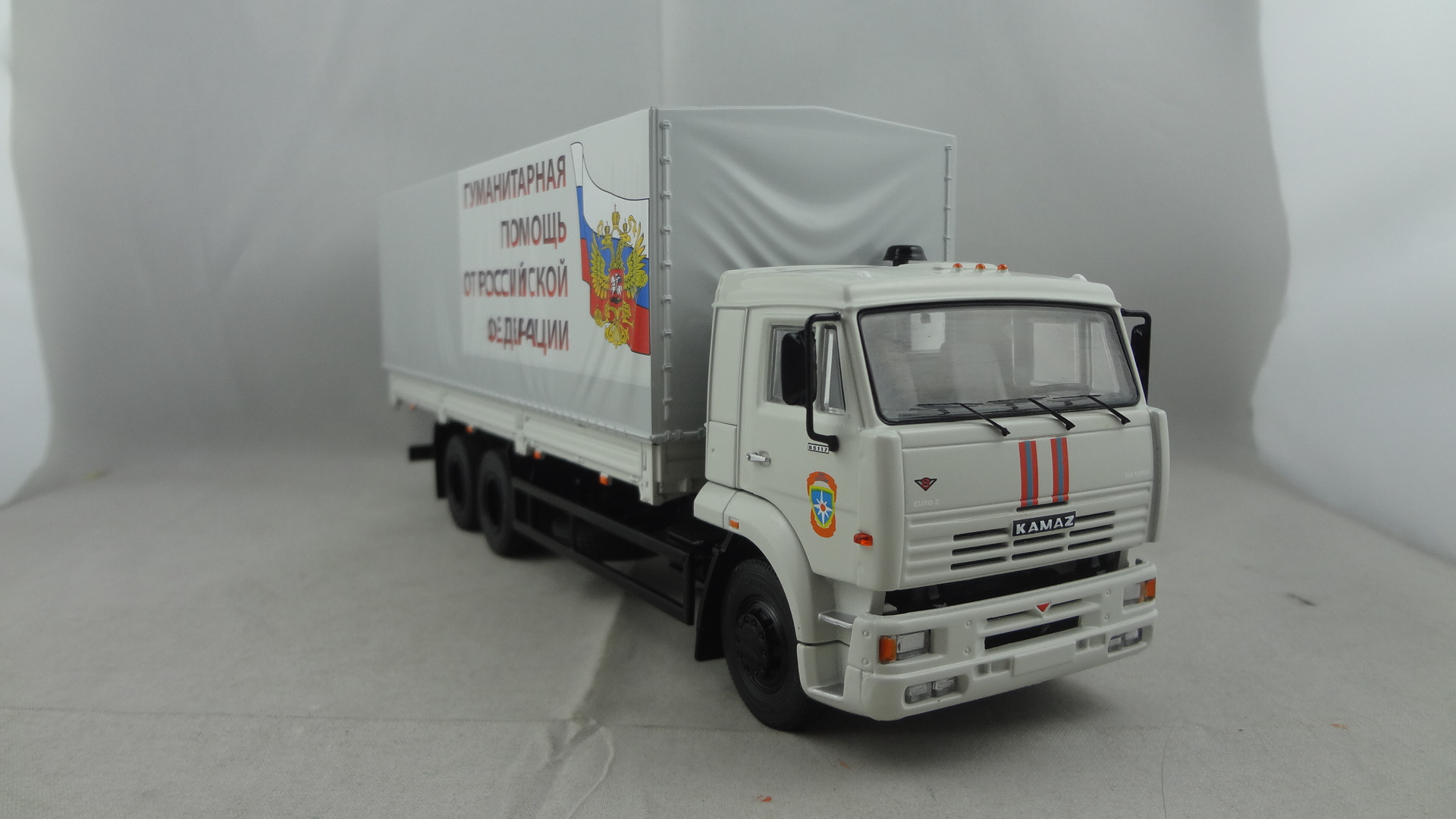 DAF-65117 White C cabine with cool gray moveable tent model 