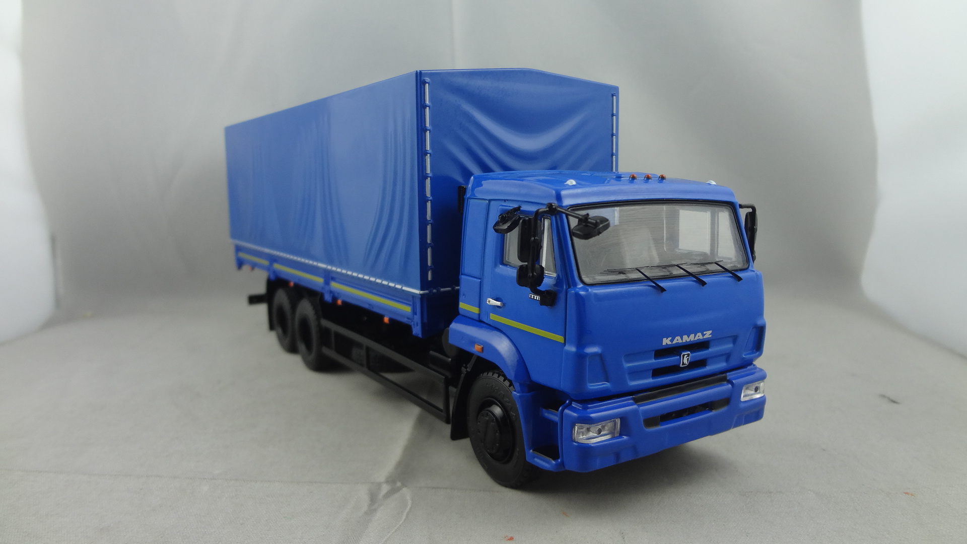 DAF-65117 R0 blue color cabine with blue moveable tent
