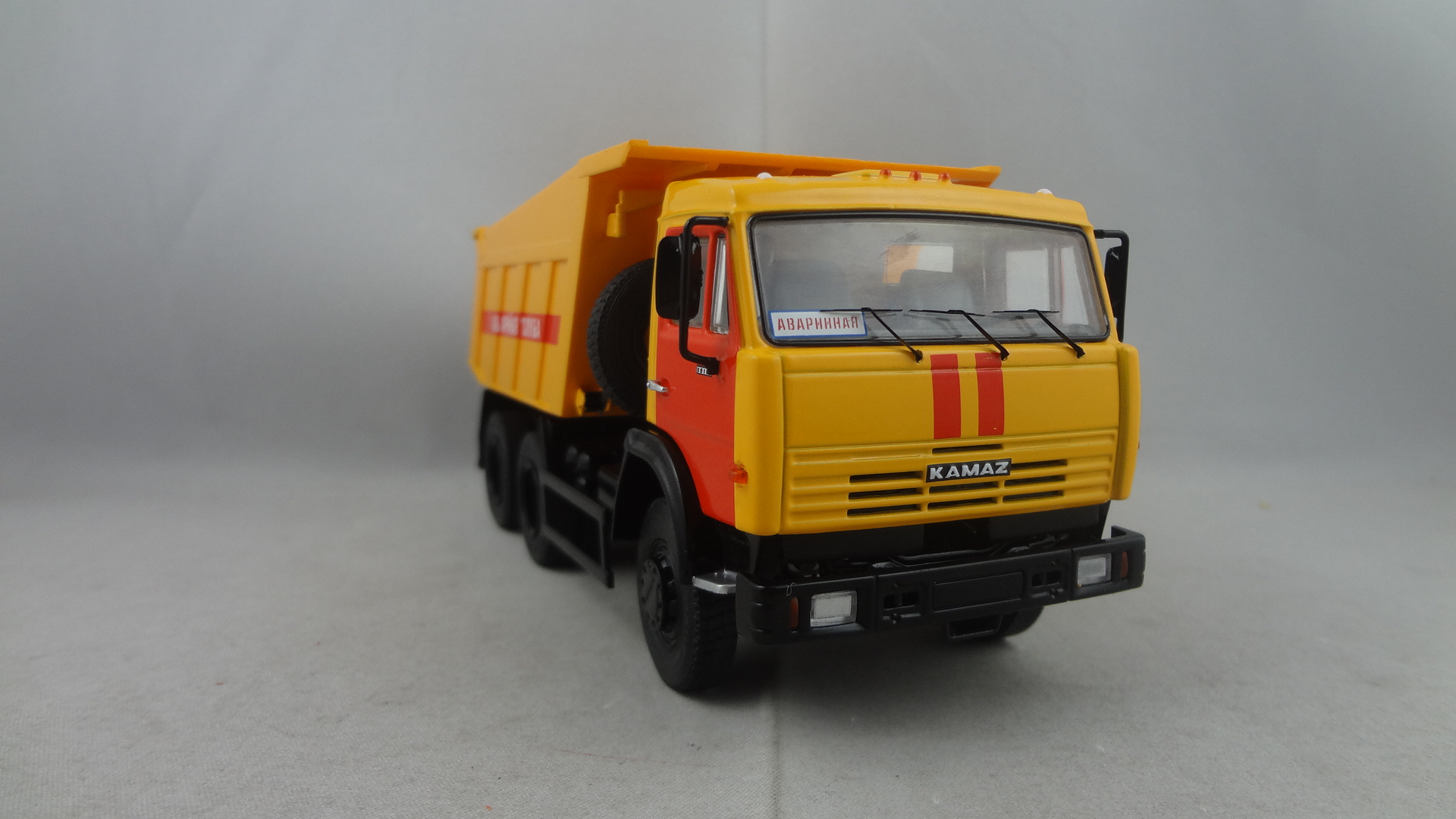 DAF-A 1375c yellow cabine with yellow dumper 