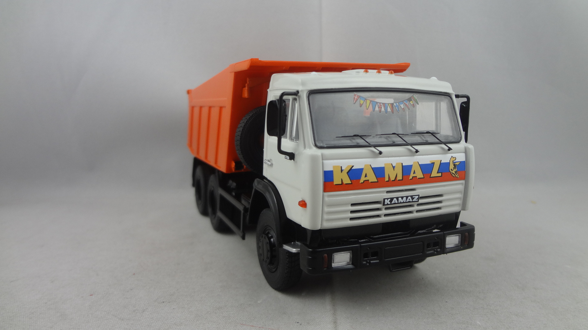 DAF-A Cool gray 2c cabine with orange dumper 