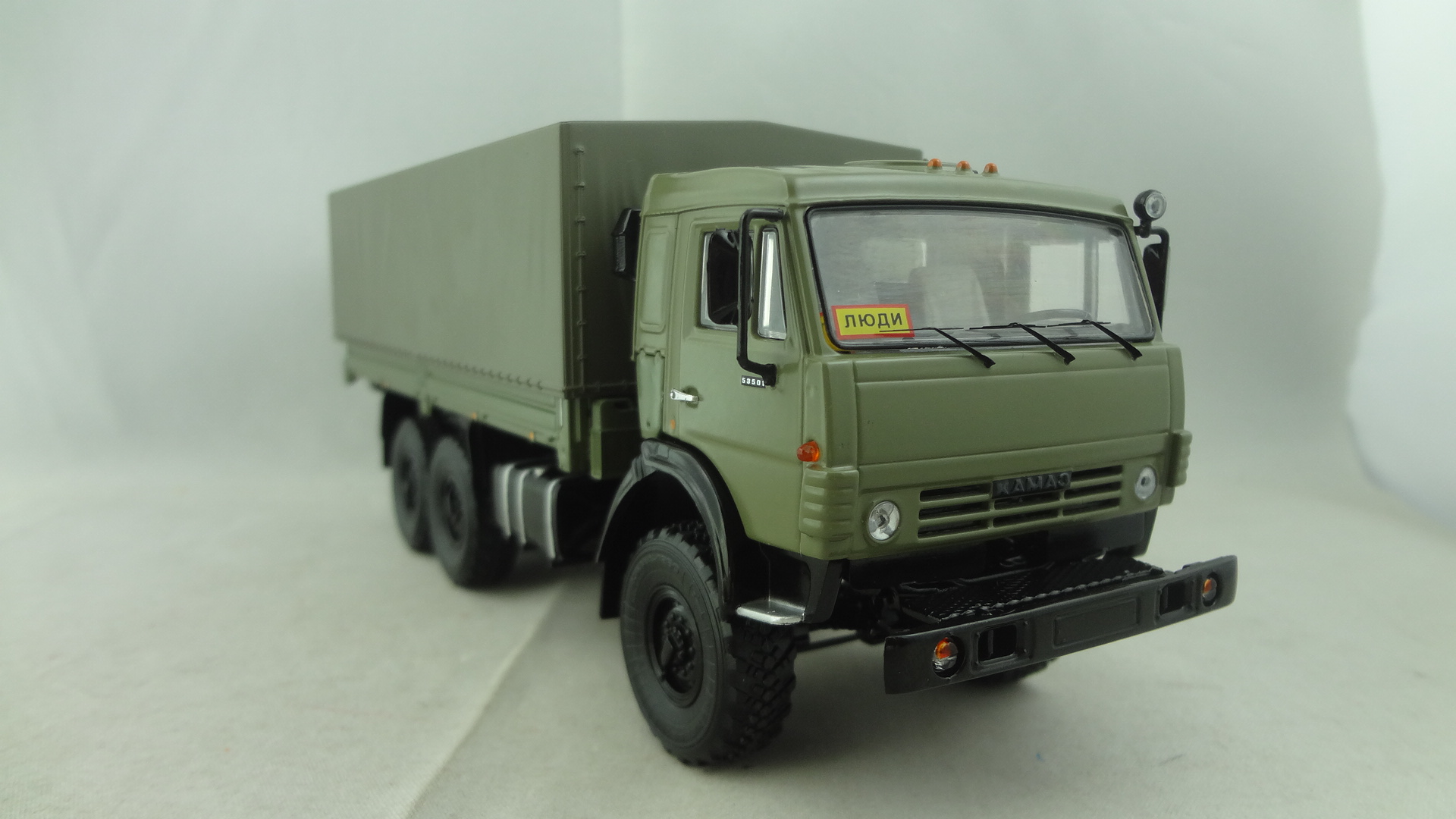 DAF-E 7764U green functional cabine with movable green tent model truck