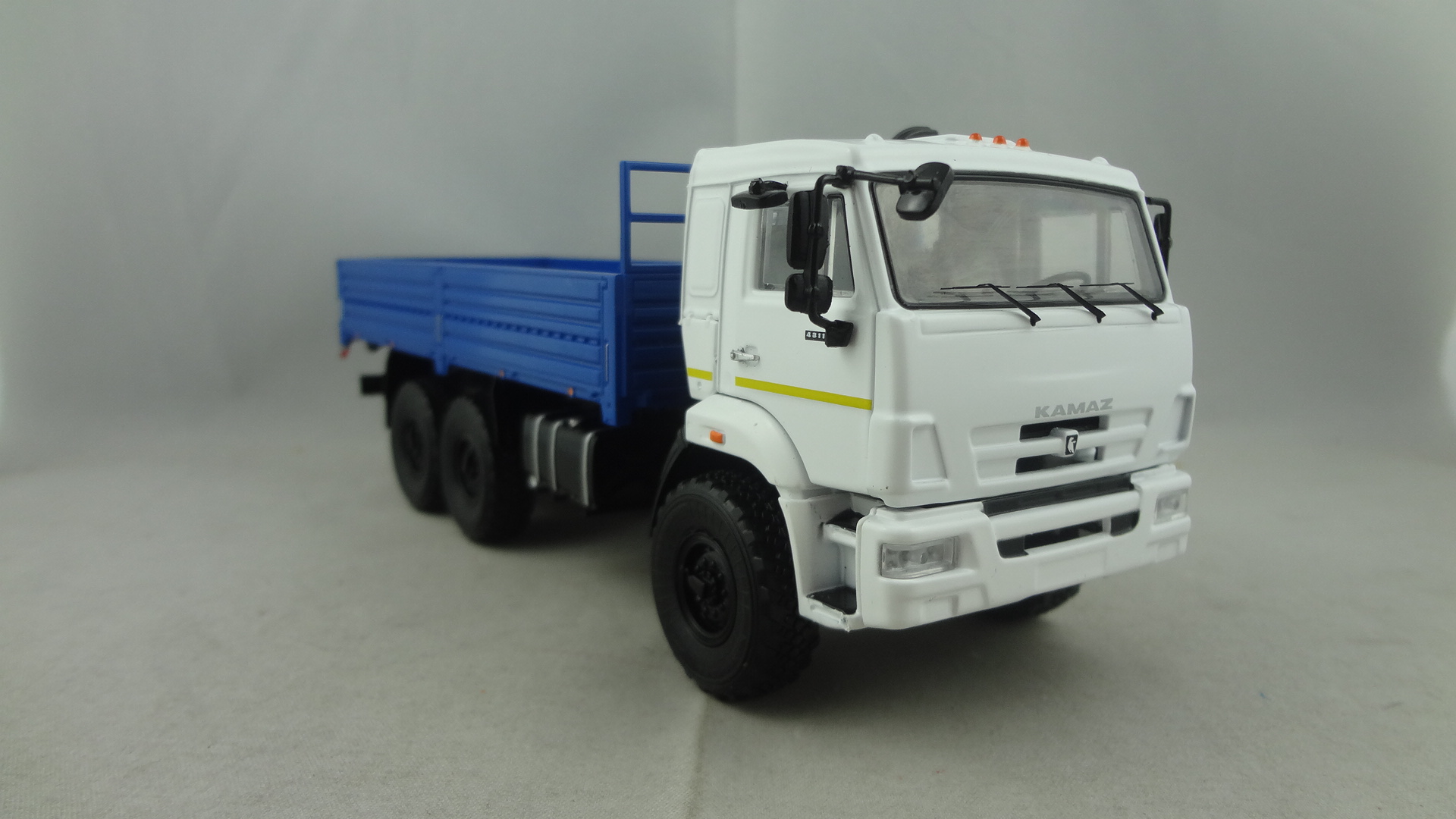 DAF-F white C glossy functional cabine with blue trailer 
