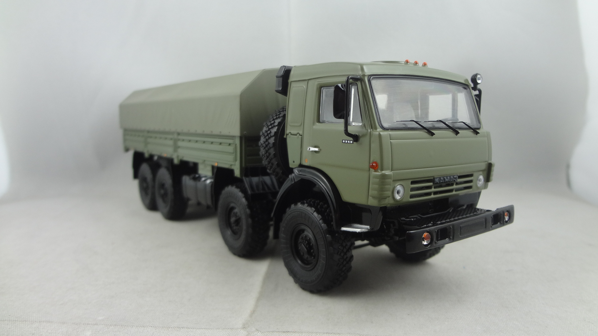 DAF-G 7764U green functional cabine with green moveable tent model truck 