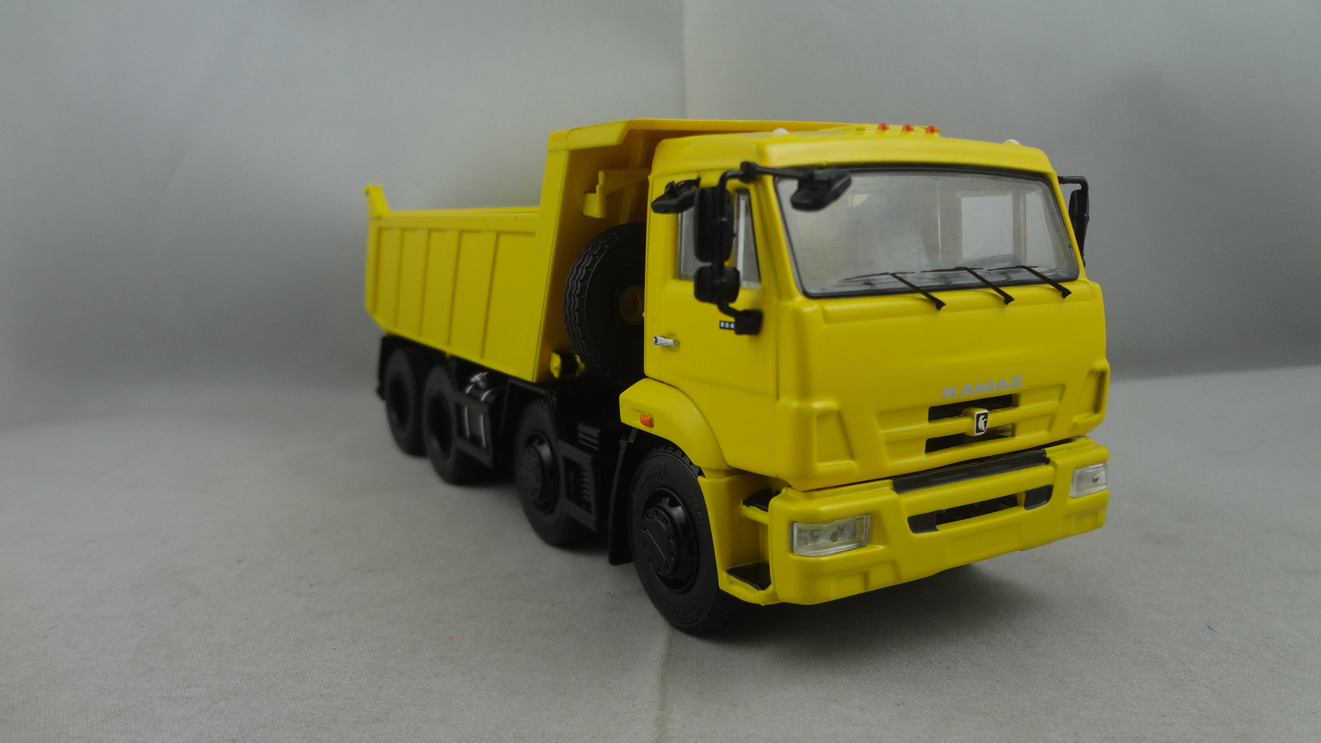 DAF-L 7548C Yellow functional truck models  