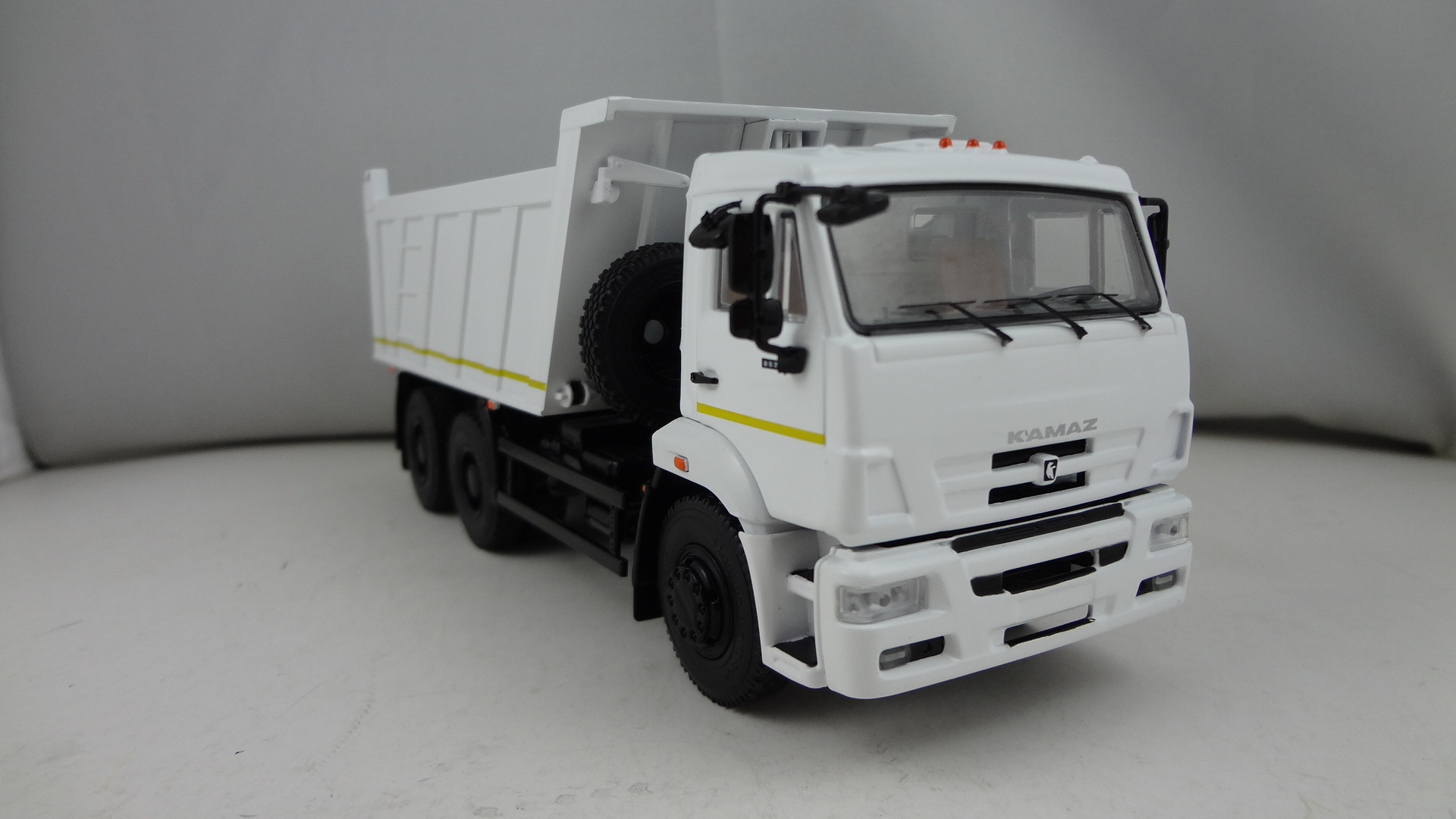 DAF-6520 NEW White functional truck Dumper model 