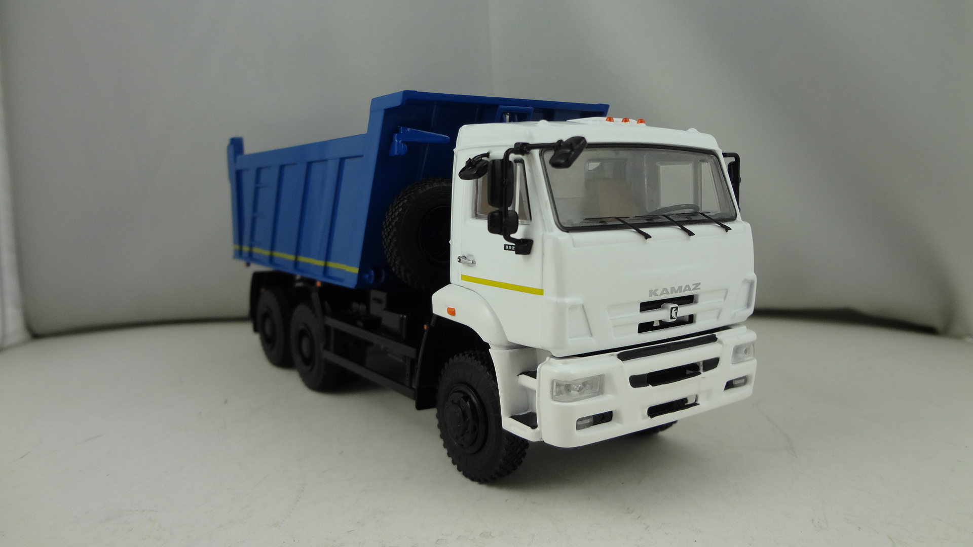 DAF-6522 NEW white cabine with blue dumper functional model truck 