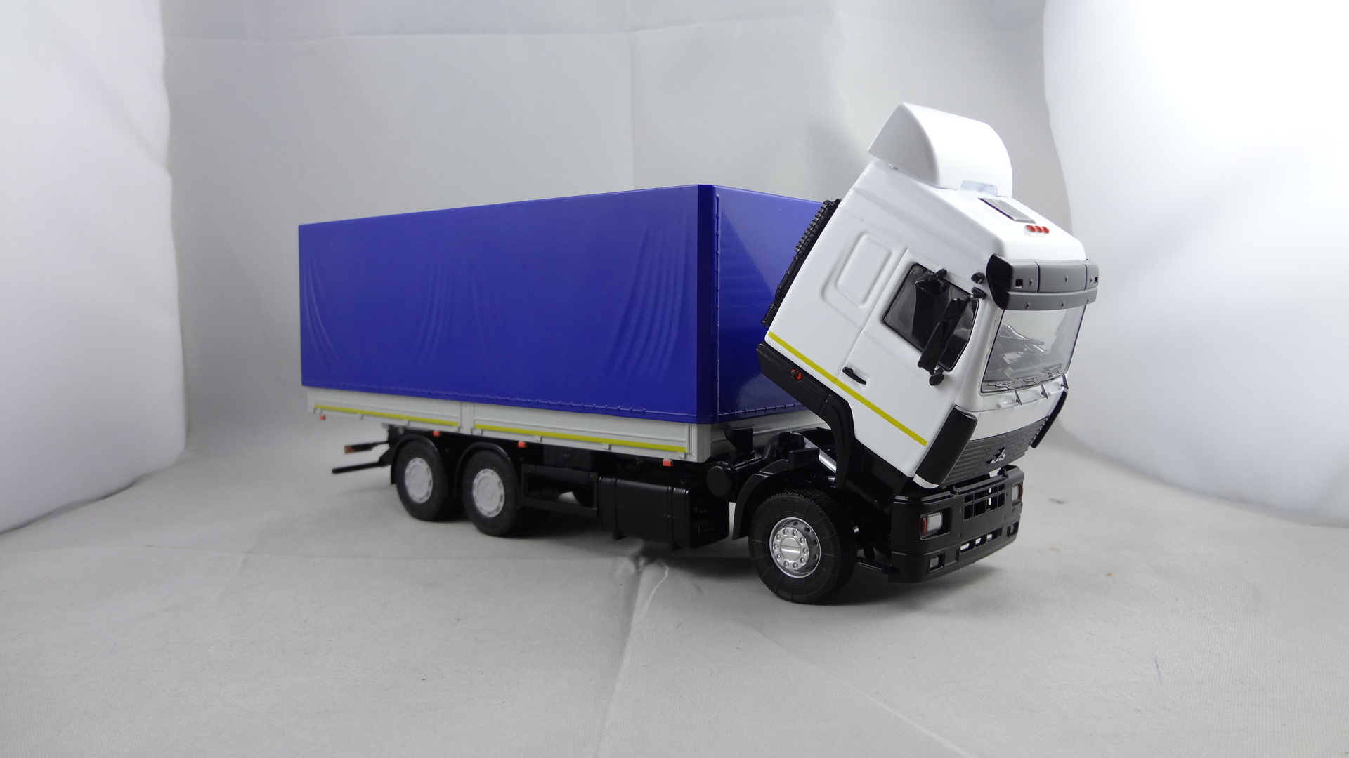 Maz-6312 White cabine with blue container model truck 
