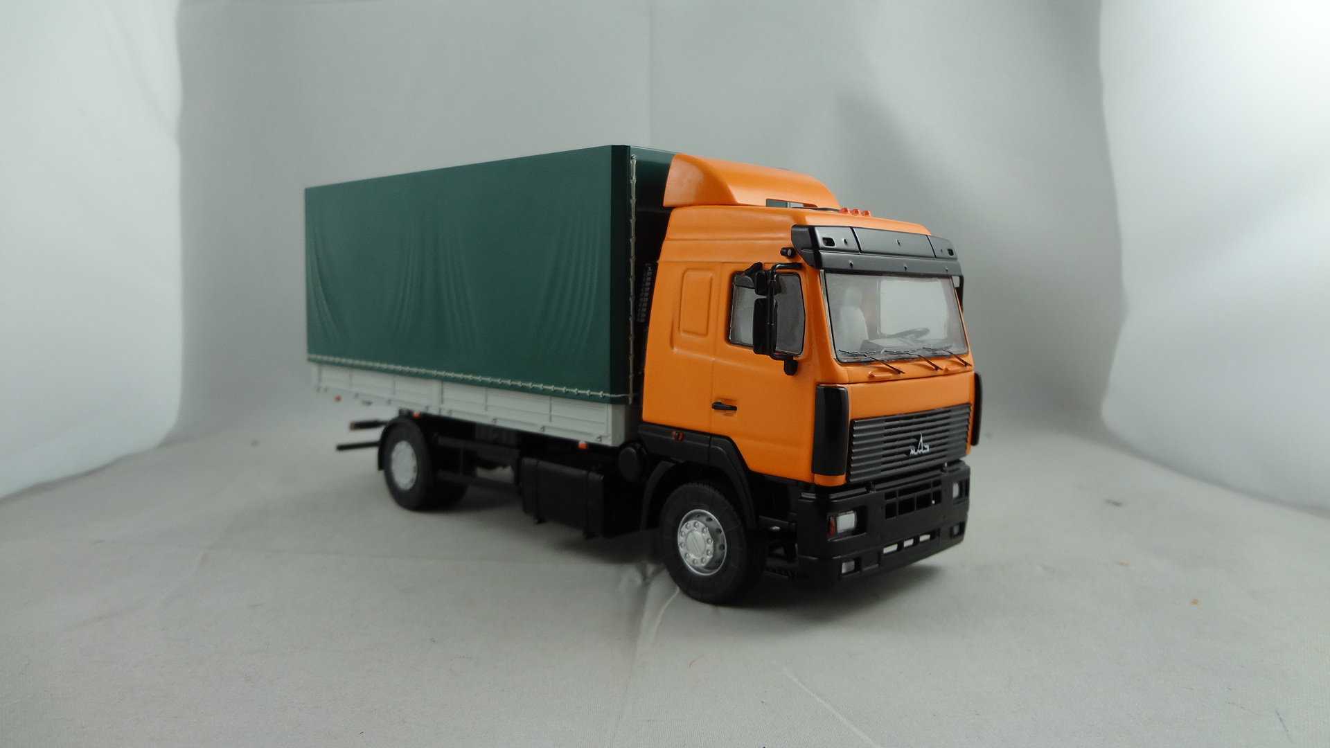 Maz-5340 Old Version orange cabine with green container model truck